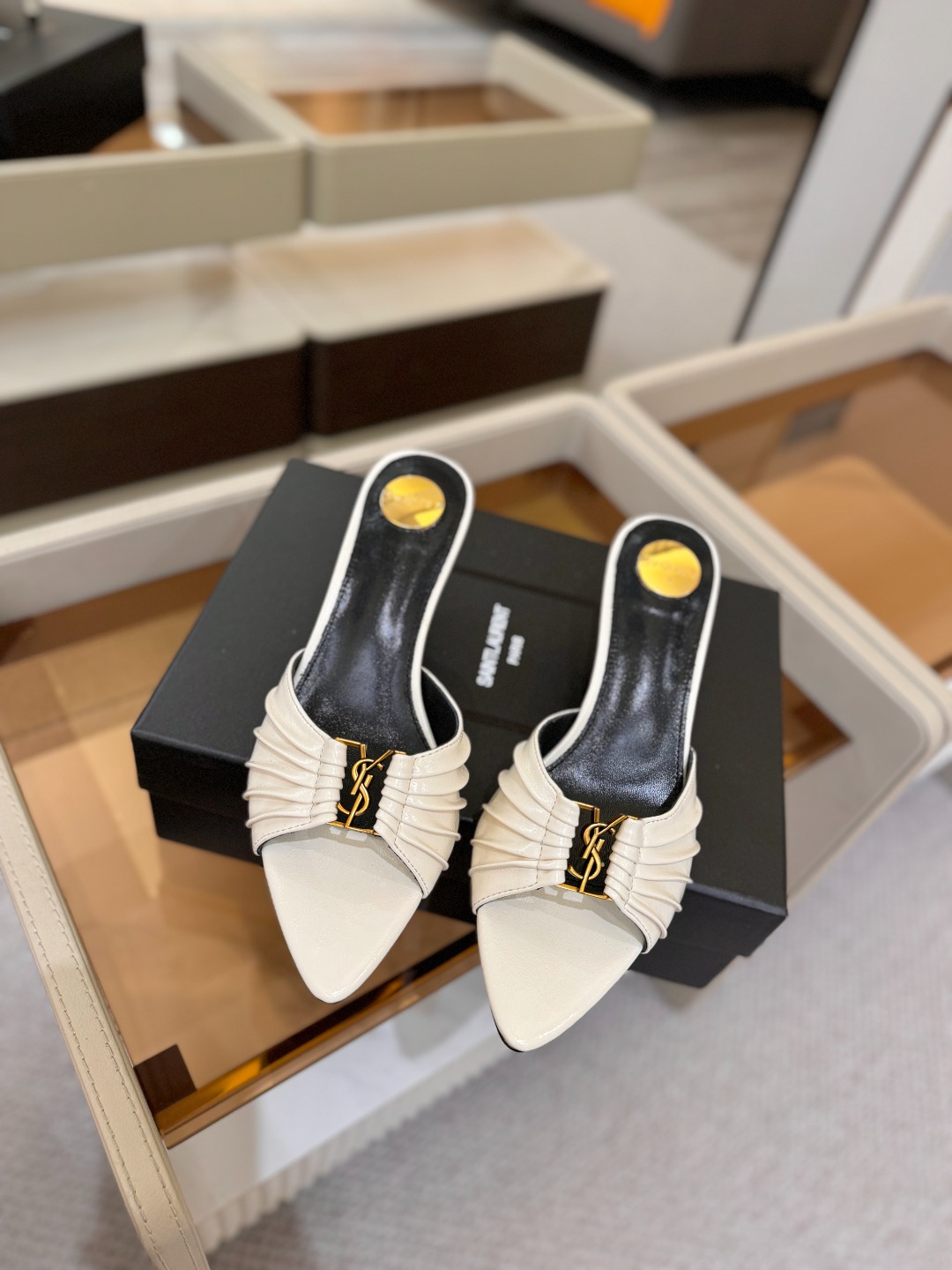 YSL「SAINT LAURENT*」 夏季新品 尖头优雅大气高跟拖鞋 —————————— 尖头设计拉长腿部线条, YSL「SAINT LAURENT*」 夏季新品 尖头优雅大气高跟拖鞋 —————————— 尖头设计拉长腿部线条,