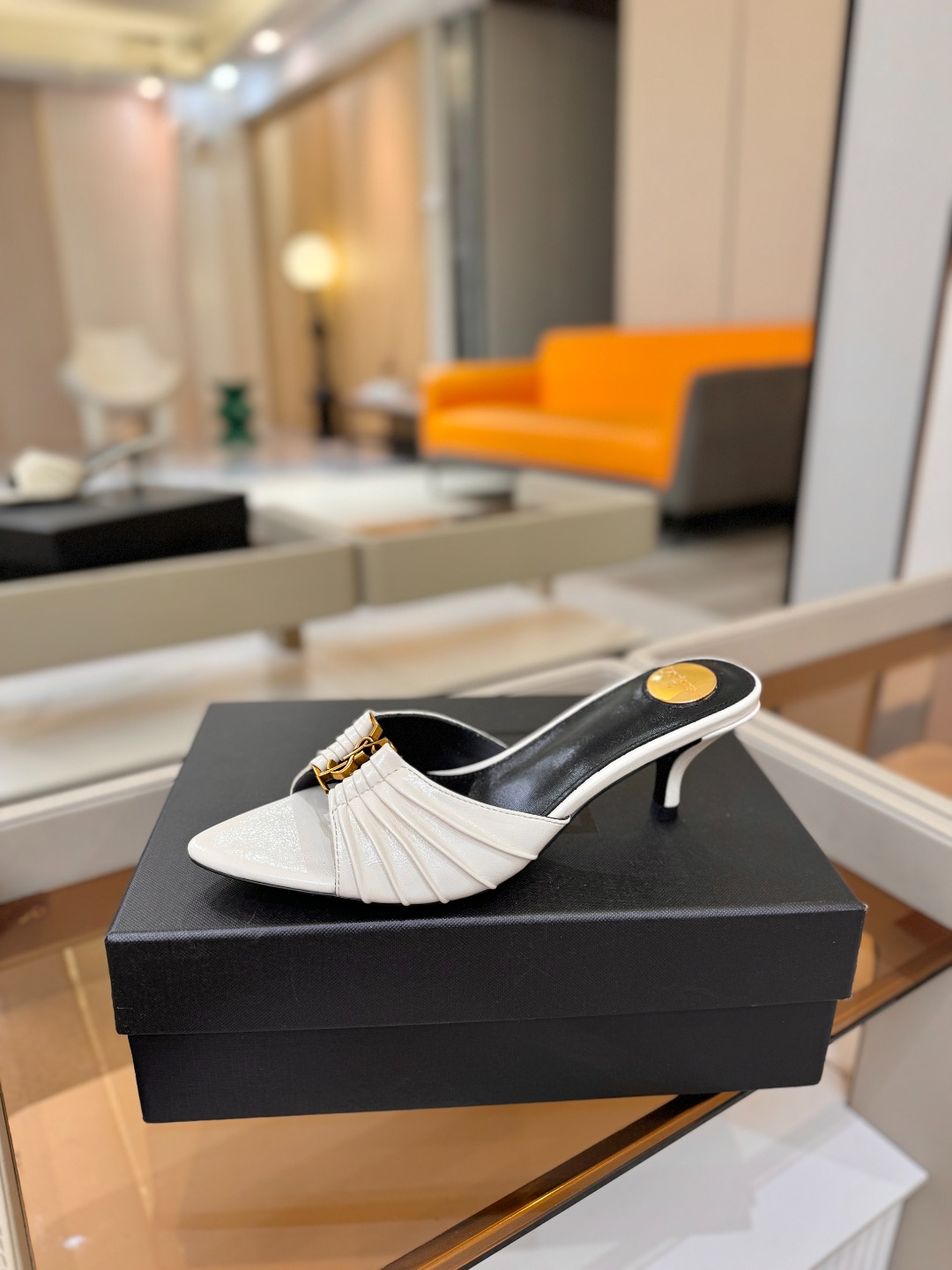 YSL「SAINT LAURENT*」  夏季新品 尖头优雅大气高跟拖鞋 ——————————  尖头设计拉长腿部线条，