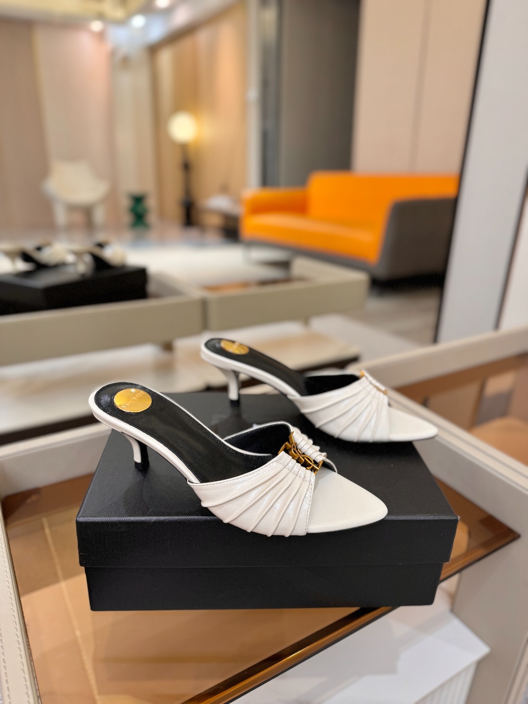 YSL「SAINT LAURENT*」 夏季新品 尖头优雅大气高跟拖鞋 —————————— 尖头设计拉长腿部线条, YSL「SAINT LAURENT*」 夏季新品 尖头优雅大气高跟拖鞋 —————————— 尖头设计拉长腿部线条,