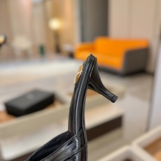 YSL「SAINT LAURENT*」 夏季新品 尖头优雅大气高跟拖鞋 —————————— 尖头设计拉长腿部线条, YSL「SAINT LAURENT*」 夏季新品 尖头优雅大气高跟拖鞋 —————————— 尖头设计拉长腿部线条,
