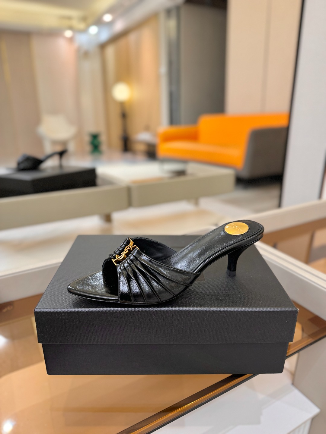 YSL「SAINT LAURENT*」  夏季新品 尖头优雅大气高跟拖鞋 ——————————  尖头设计拉长腿部线条，