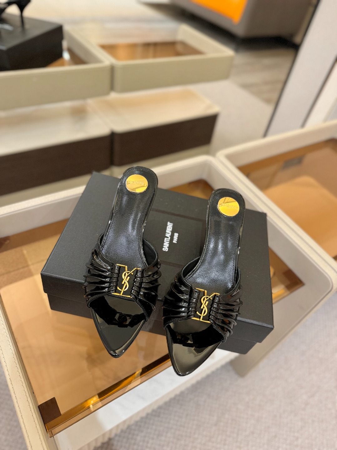 YSL「SAINT LAURENT*」 夏季新品 尖头优雅大气高跟拖鞋 —————————— 尖头设计拉长腿部线条, YSL「SAINT LAURENT*」 夏季新品 尖头优雅大气高跟拖鞋 —————————— 尖头设计拉长腿部线条,