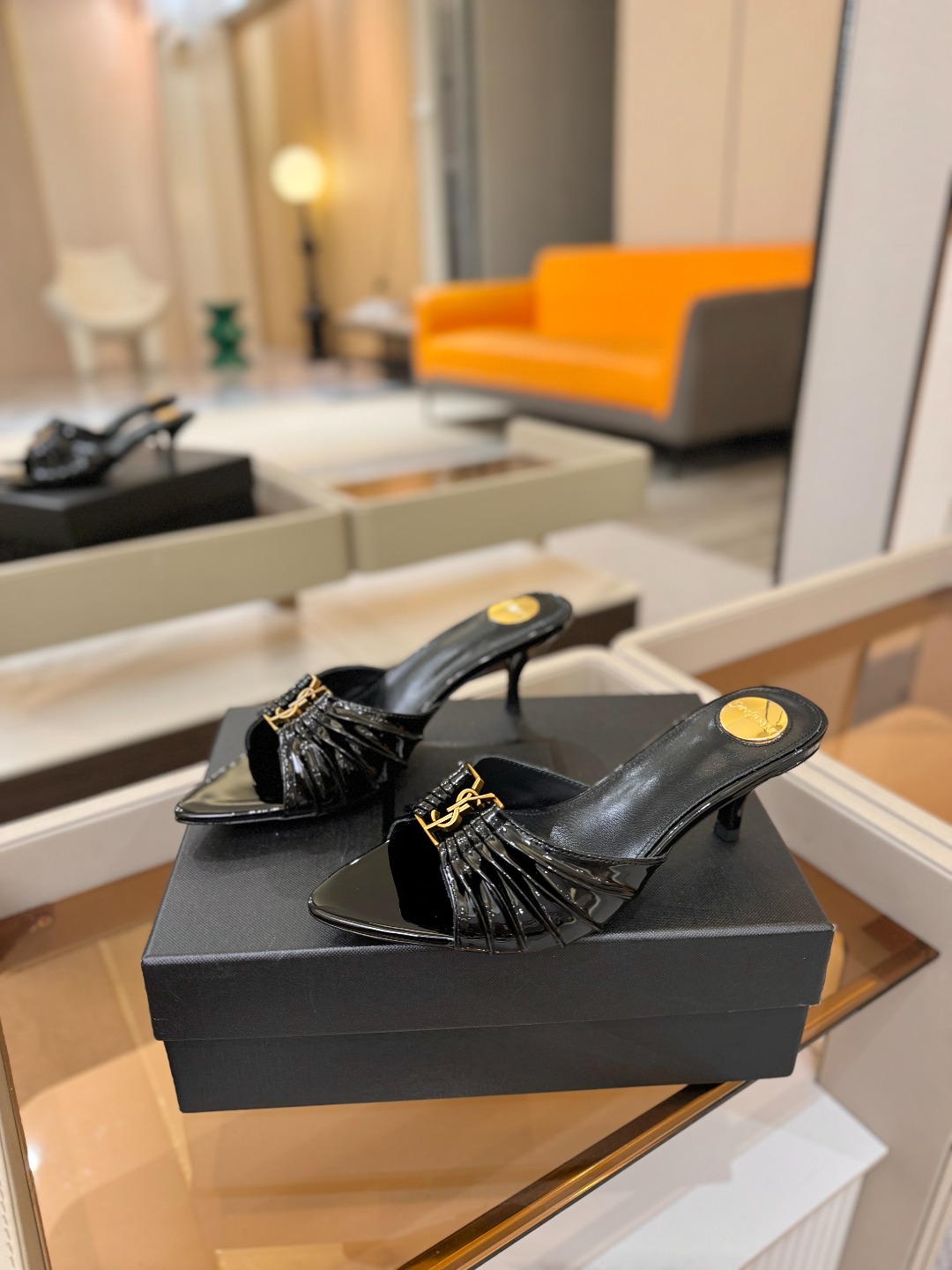 YSL「SAINT LAURENT*」 夏季新品 尖头优雅大气高跟拖鞋 —————————— 尖头设计拉长腿部线条, YSL「SAINT LAURENT*」 夏季新品 尖头优雅大气高跟拖鞋 —————————— 尖头设计拉长腿部线条,