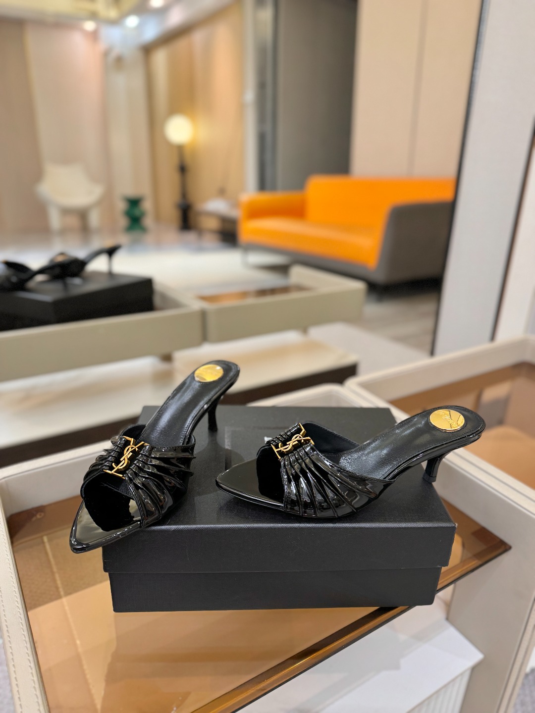 YSL「SAINT LAURENT*」 夏季新品 尖头优雅大气高跟拖鞋 —————————— 尖头设计拉长腿部线条, YSL「SAINT LAURENT*」 夏季新品 尖头优雅大气高跟拖鞋 —————————— 尖头设计拉长腿部线条,