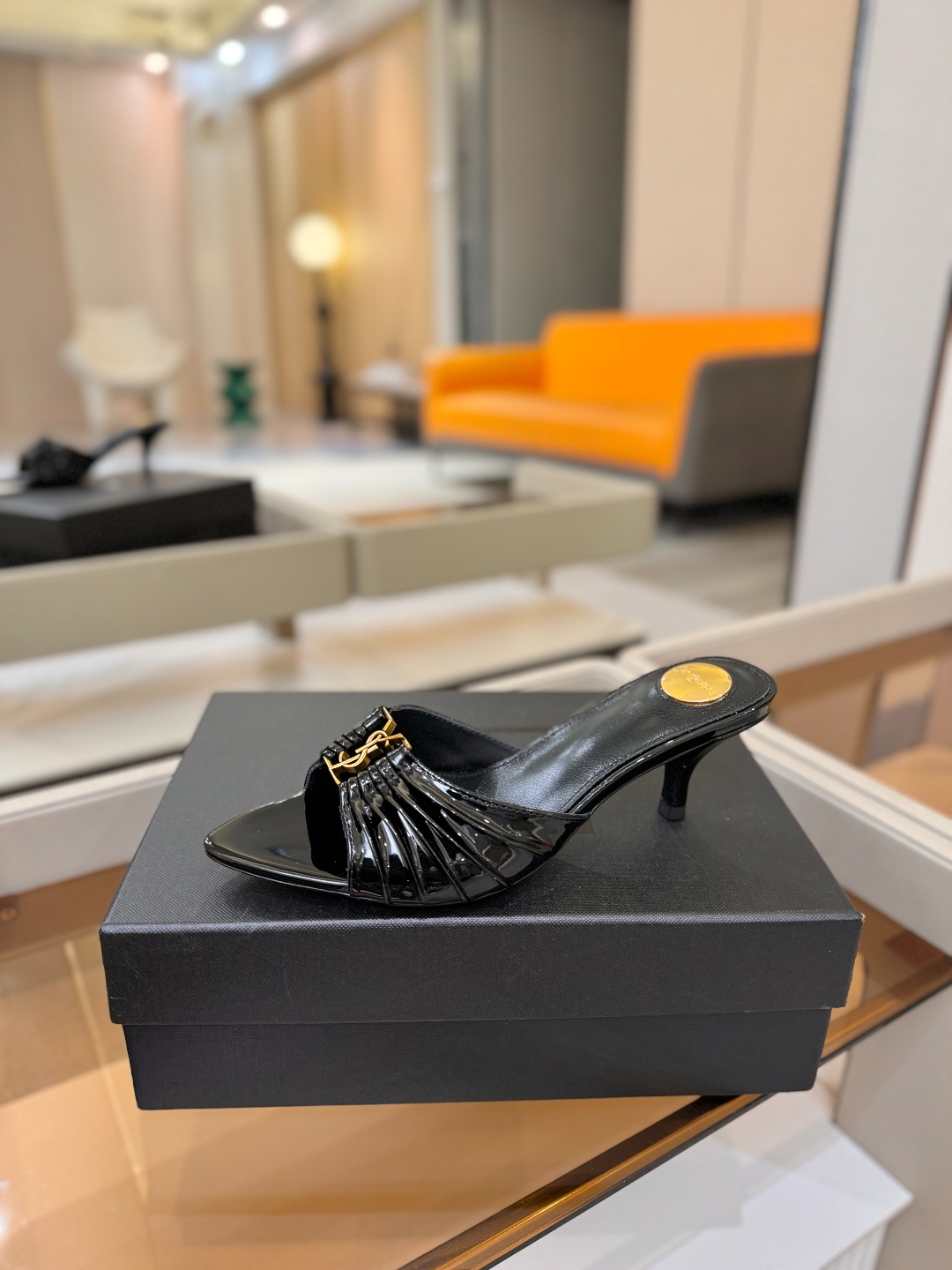 YSL「SAINT LAURENT*」  夏季新品 尖头优雅大气高跟拖鞋 ——————————  尖头设计拉长腿部线条，