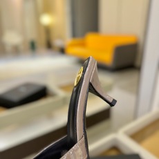 YSL「SAINT LAURENT*」 夏季新品 尖头优雅大气高跟拖鞋 —————————— 尖头设计拉长腿部线条, YSL「SAINT LAURENT*」 夏季新品 尖头优雅大气高跟拖鞋 —————————— 尖头设计拉长腿部线条,