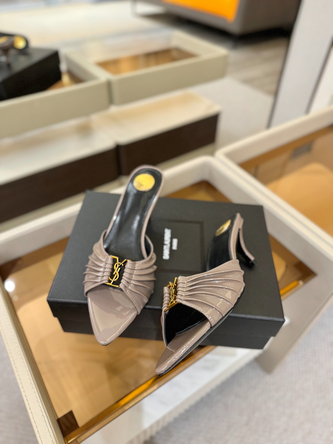YSL「SAINT LAURENT*」 夏季新品 尖头优雅大气高跟拖鞋 —————————— 尖头设计拉长腿部线条, YSL「SAINT LAURENT*」 夏季新品 尖头优雅大气高跟拖鞋 —————————— 尖头设计拉长腿部线条,