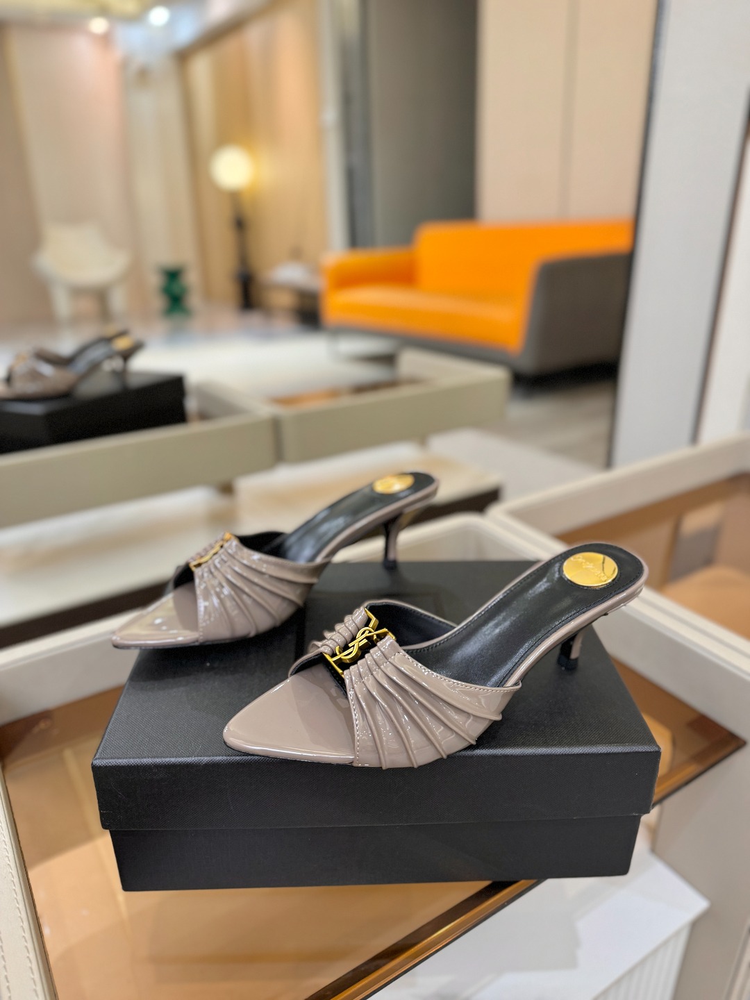 YSL「SAINT LAURENT*」 夏季新品 尖头优雅大气高跟拖鞋 —————————— 尖头设计拉长腿部线条, YSL「SAINT LAURENT*」 夏季新品 尖头优雅大气高跟拖鞋 —————————— 尖头设计拉长腿部线条,