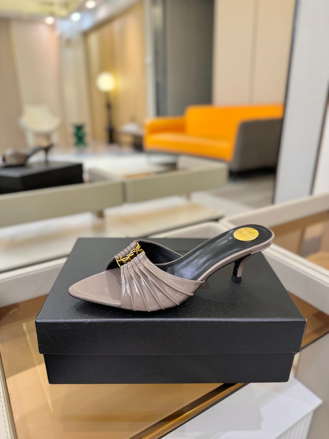 YSL「SAINT LAURENT*」  夏季新品 尖头优雅大气高跟拖鞋 ——————————  尖头设计拉长腿部线条，