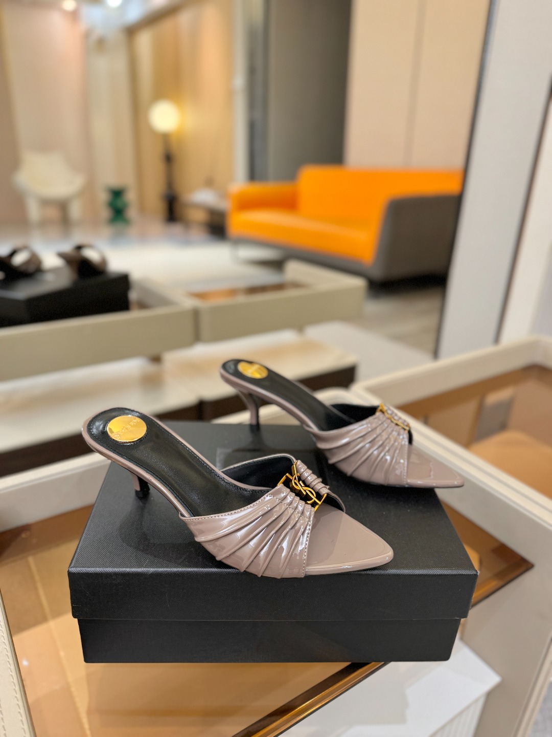 YSL「SAINT LAURENT*」 夏季新品 尖头优雅大气高跟拖鞋 —————————— 尖头设计拉长腿部线条, YSL「SAINT LAURENT*」 夏季新品 尖头优雅大气高跟拖鞋 —————————— 尖头设计拉长腿部线条,