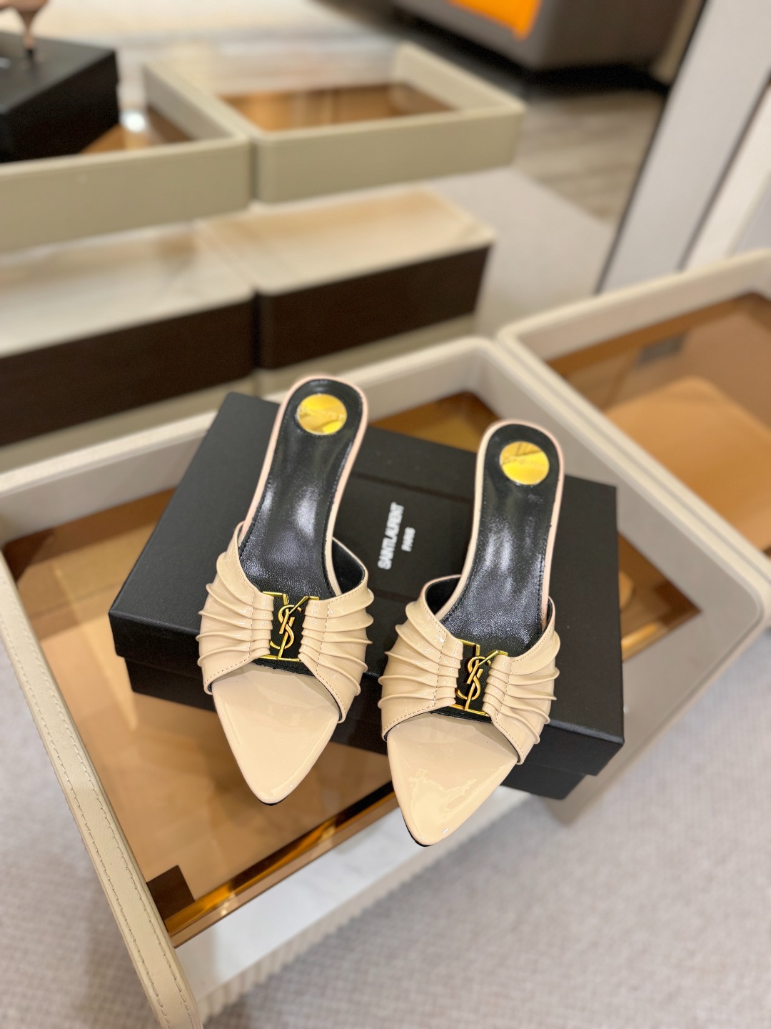 YSL「SAINT LAURENT*」 夏季新品 尖头优雅大气高跟拖鞋 —————————— 尖头设计拉长腿部线条, YSL「SAINT LAURENT*」 夏季新品 尖头优雅大气高跟拖鞋 —————————— 尖头设计拉长腿部线条,