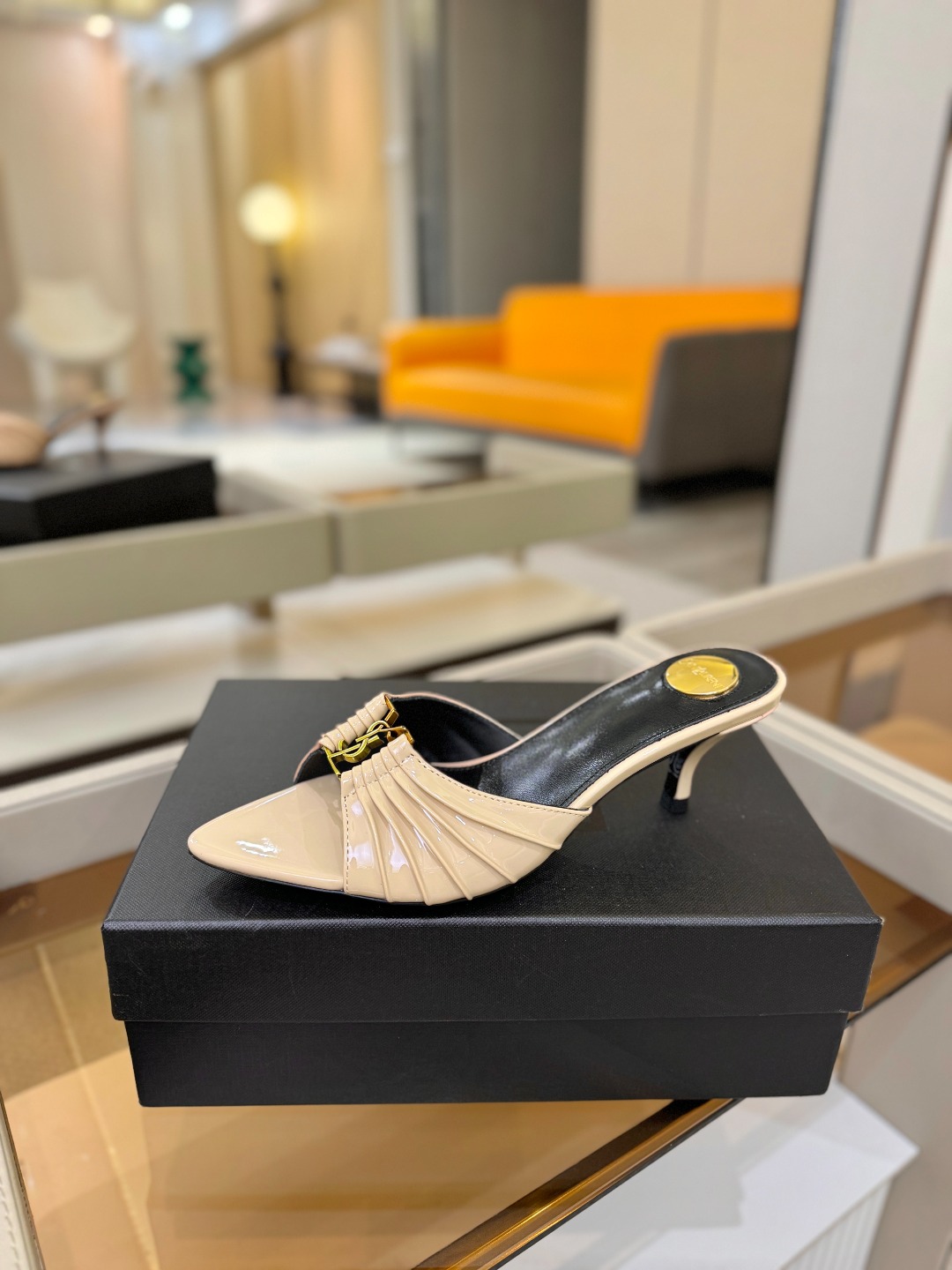 YSL「SAINT LAURENT*」  夏季新品 尖头优雅大气高跟拖鞋 ——————————  尖头设计拉长腿部线条，