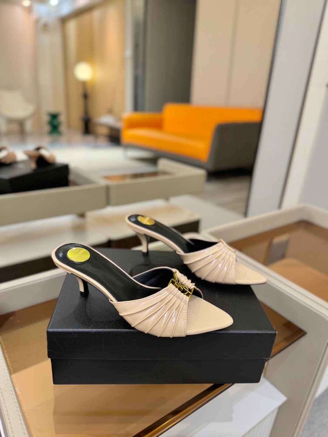 YSL「SAINT LAURENT*」 夏季新品 尖头优雅大气高跟拖鞋 —————————— 尖头设计拉长腿部线条, YSL「SAINT LAURENT*」 夏季新品 尖头优雅大气高跟拖鞋 —————————— 尖头设计拉长腿部线条,