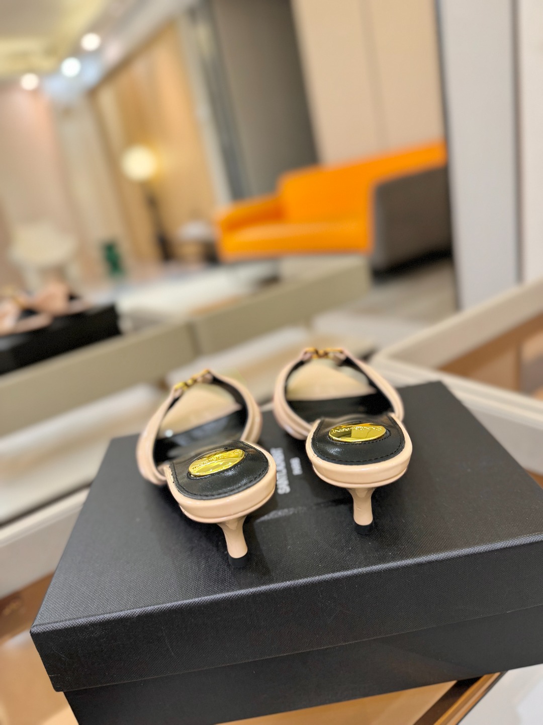YSL「SAINT LAURENT*」 夏季新品 尖头优雅大气高跟拖鞋 —————————— 尖头设计拉长腿部线条, YSL「SAINT LAURENT*」 夏季新品 尖头优雅大气高跟拖鞋 —————————— 尖头设计拉长腿部线条,