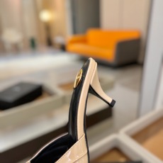 YSL「SAINT LAURENT*」 夏季新品 尖头优雅大气高跟拖鞋 —————————— 尖头设计拉长腿部线条, YSL「SAINT LAURENT*」 夏季新品 尖头优雅大气高跟拖鞋 —————————— 尖头设计拉长腿部线条,