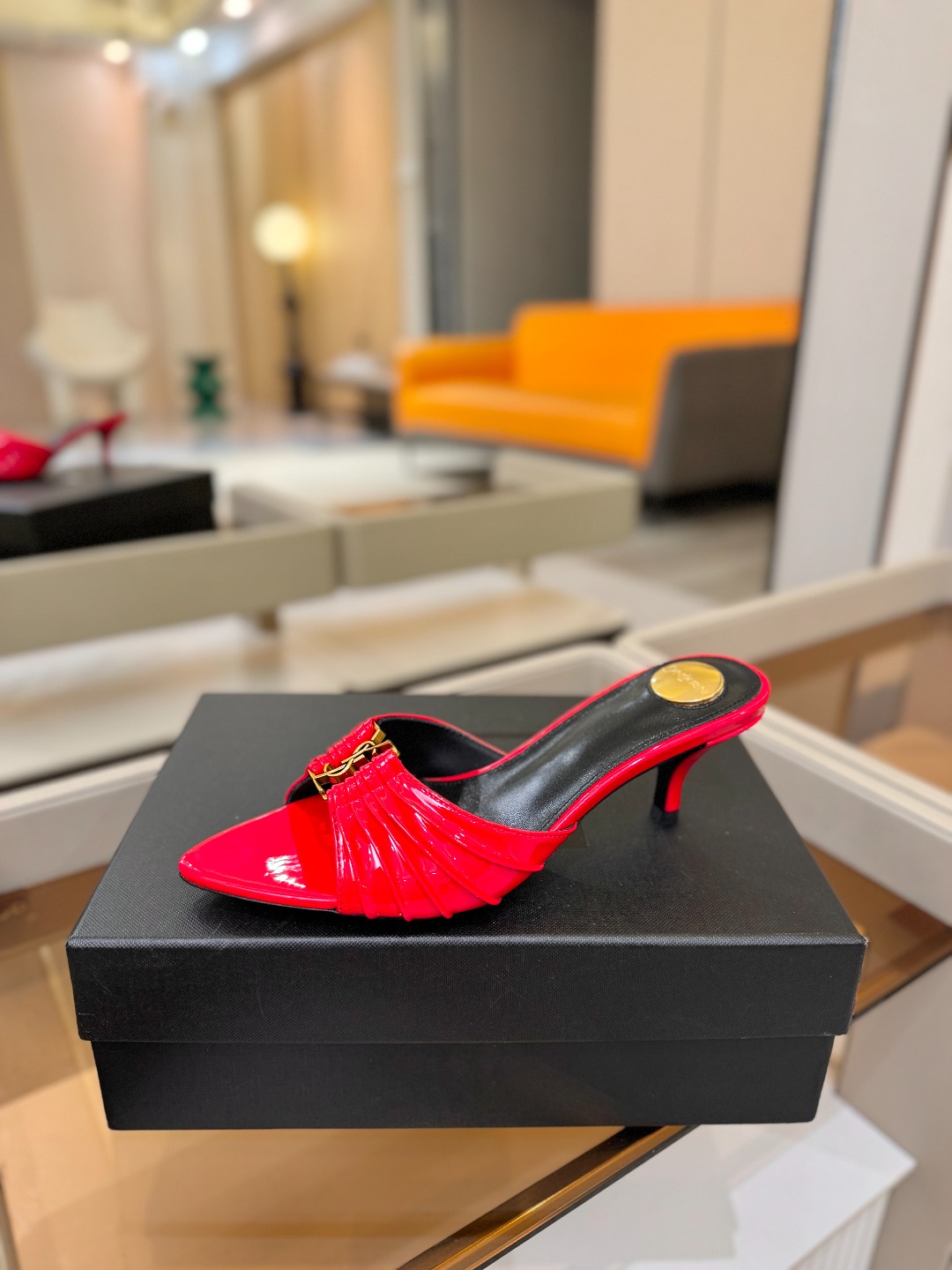 YSL「SAINT LAURENT*」  夏季新品 尖头优雅大气高跟拖鞋 ——————————  尖头设计拉长腿部线条，