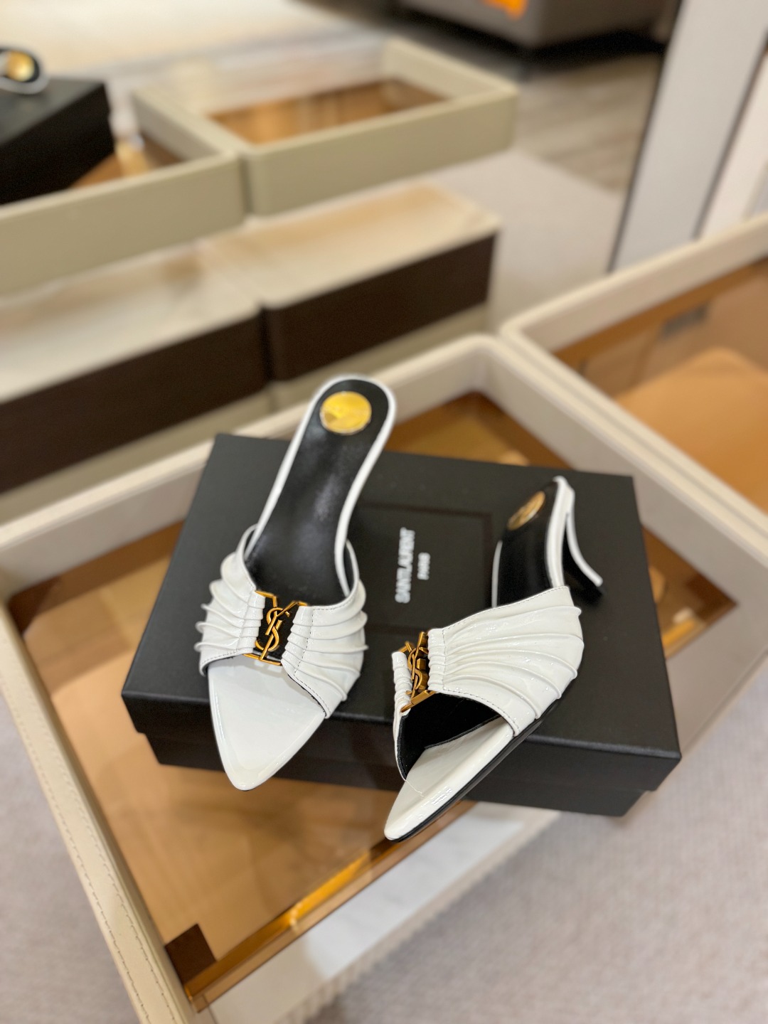 YSL「SAINT LAURENT*」 夏季新品 尖头优雅大气高跟拖鞋 —————————— 尖头设计拉长腿部线条, YSL「SAINT LAURENT*」 夏季新品 尖头优雅大气高跟拖鞋 —————————— 尖头设计拉长腿部线条,