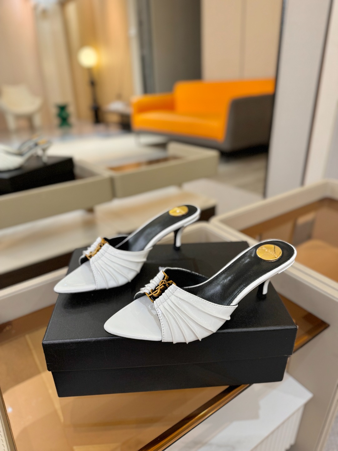 YSL「SAINT LAURENT*」 夏季新品 尖头优雅大气高跟拖鞋 —————————— 尖头设计拉长腿部线条, YSL「SAINT LAURENT*」 夏季新品 尖头优雅大气高跟拖鞋 —————————— 尖头设计拉长腿部线条,