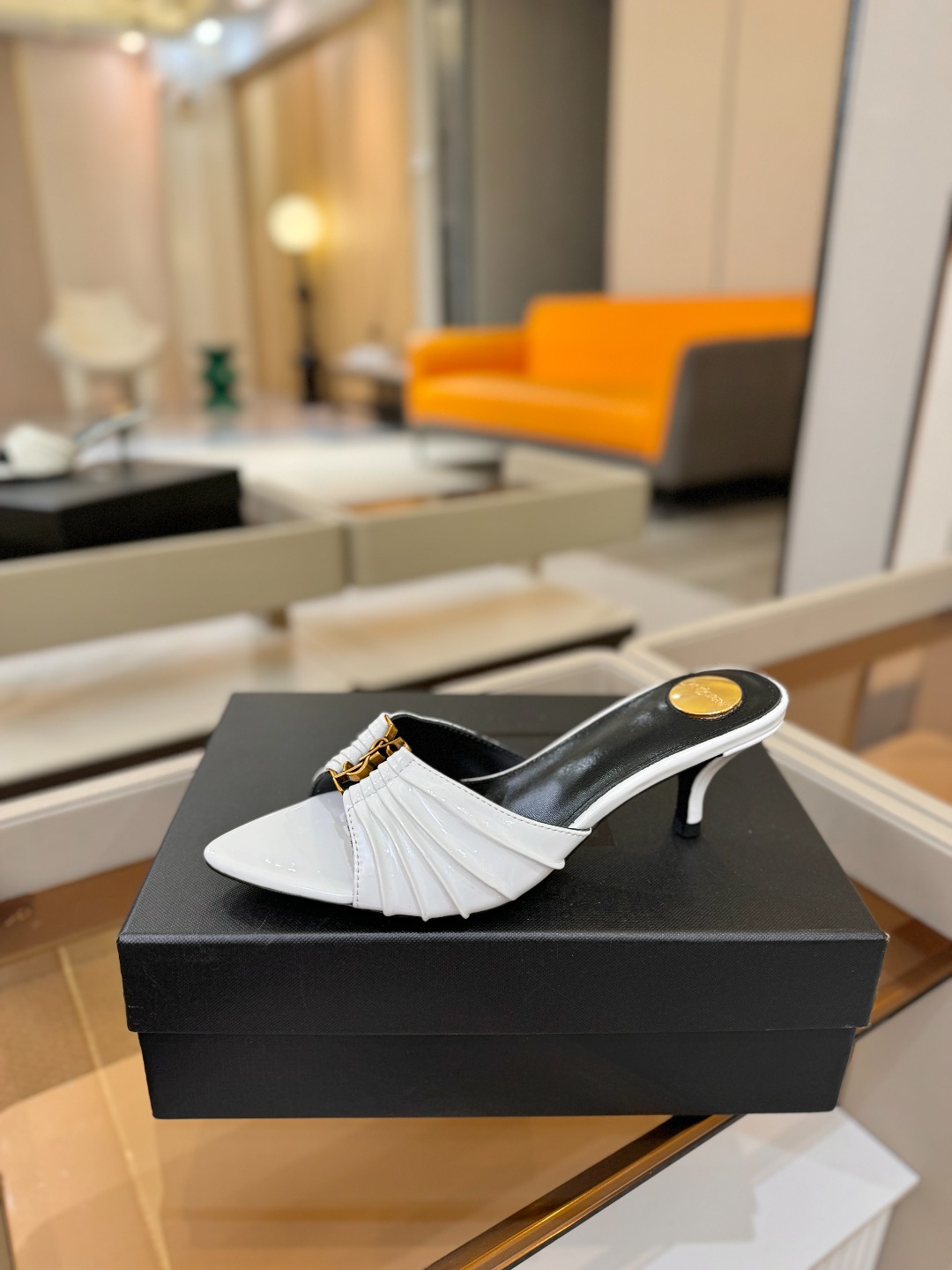 YSL「SAINT LAURENT*」  夏季新品 尖头优雅大气高跟拖鞋 ——————————  尖头设计拉长腿部线条，