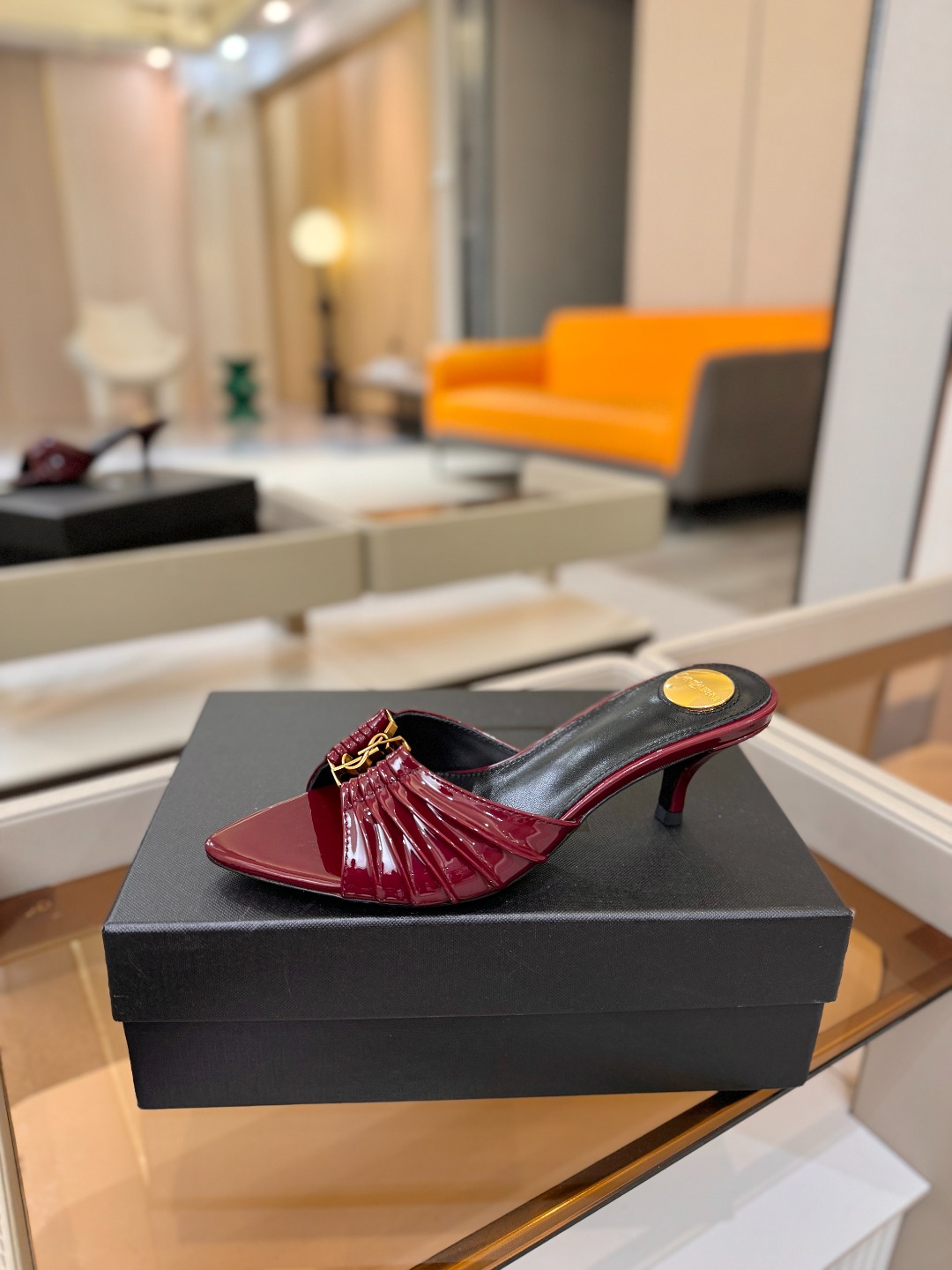 YSL「SAINT LAURENT*」  夏季新品 尖头优雅大气高跟拖鞋 ——————————  尖头设计拉长腿部线条，