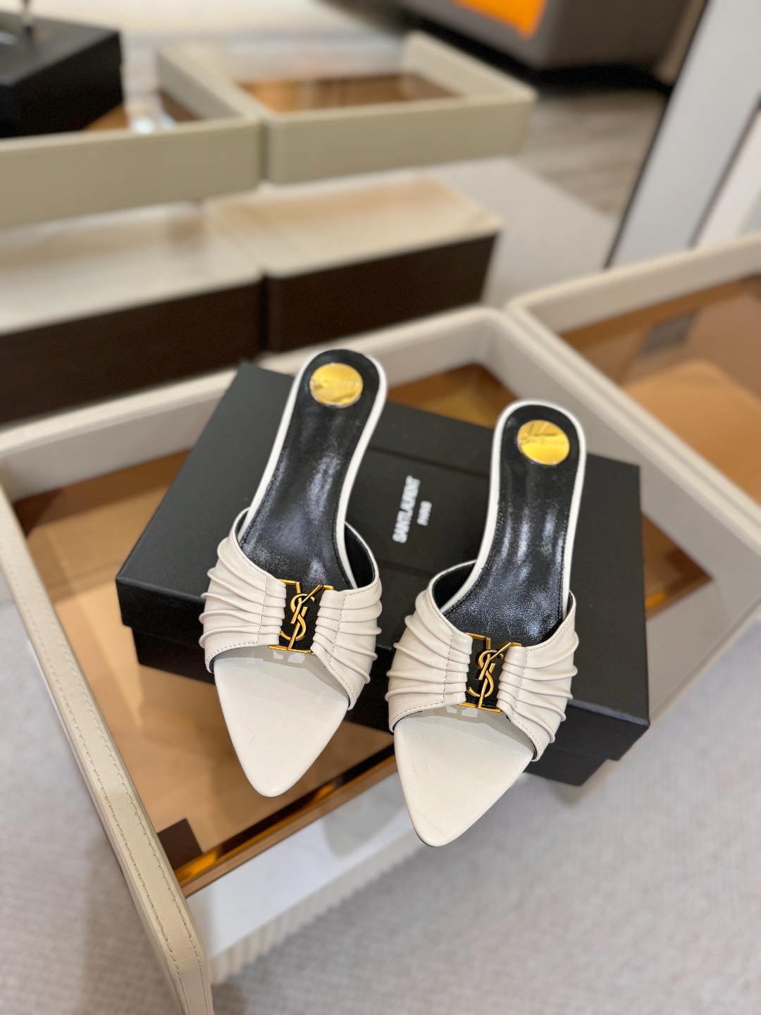 YSL「SAINT LAURENT*」 夏季新品 金属头优雅大气高跟凉鞋 —————————— 全新春夏系列后带方扣高 YSL「SAINT LAURENT*」 夏季新品 金属头优雅大气高跟凉鞋 —————————— 全新春夏系列后带方扣高