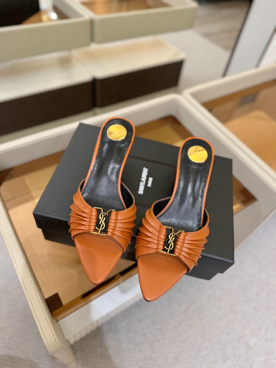 YSL「SAINT LAURENT*」 夏季新品 金属头优雅大气高跟凉鞋 —————————— 全新春夏系列后带方扣高 YSL「SAINT LAURENT*」 夏季新品 金属头优雅大气高跟凉鞋 —————————— 全新春夏系列后带方扣高