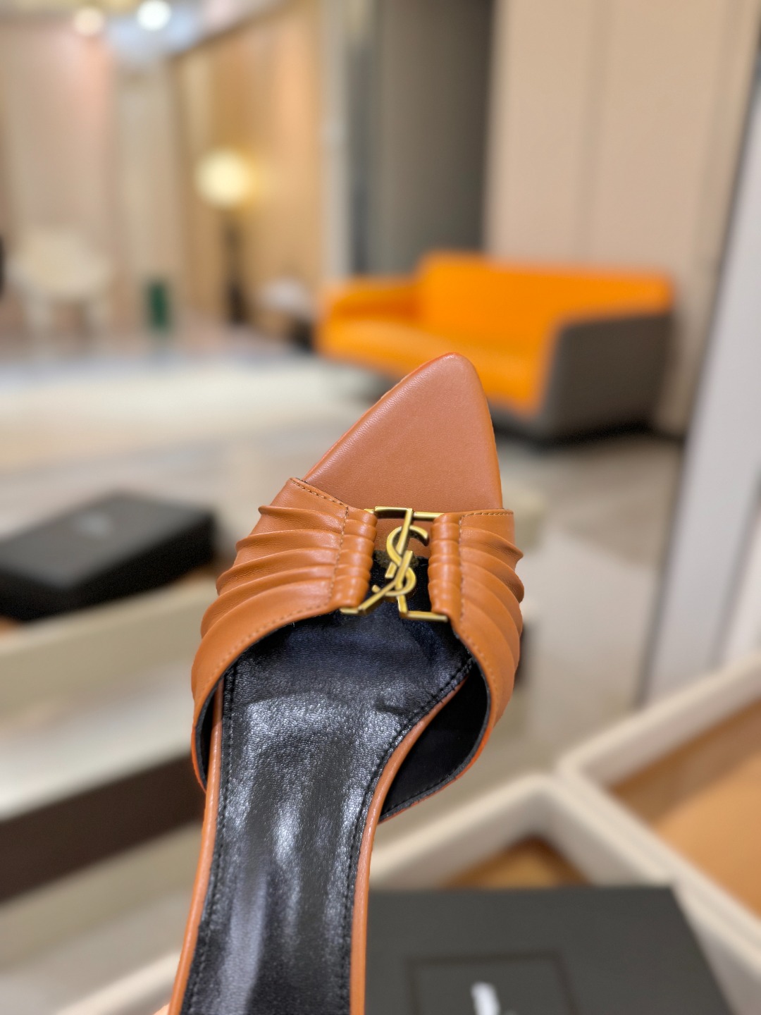 YSL「SAINT LAURENT*」 夏季新品 金属头优雅大气高跟凉鞋 —————————— 全新春夏系列后带方扣高 YSL「SAINT LAURENT*」 夏季新品 金属头优雅大气高跟凉鞋 —————————— 全新春夏系列后带方扣高