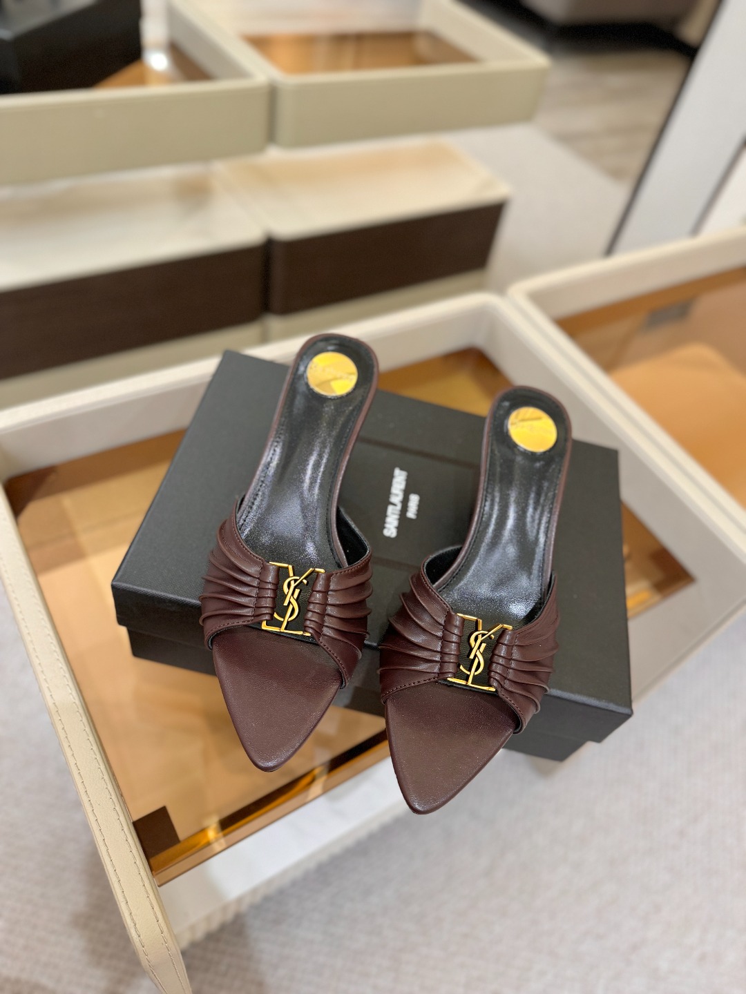 YSL「SAINT LAURENT*」 夏季新品 金属头优雅大气高跟凉鞋 —————————— 全新春夏系列后带方扣高 YSL「SAINT LAURENT*」 夏季新品 金属头优雅大气高跟凉鞋 —————————— 全新春夏系列后带方扣高