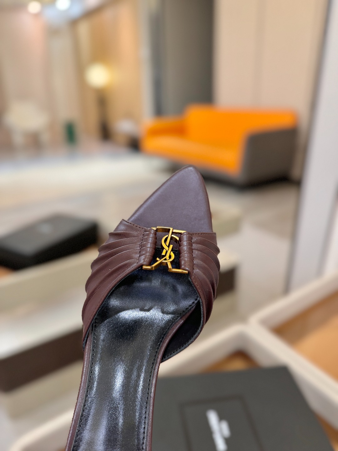 YSL「SAINT LAURENT*」 夏季新品 金属头优雅大气高跟凉鞋 —————————— 全新春夏系列后带方扣高 YSL「SAINT LAURENT*」 夏季新品 金属头优雅大气高跟凉鞋 —————————— 全新春夏系列后带方扣高