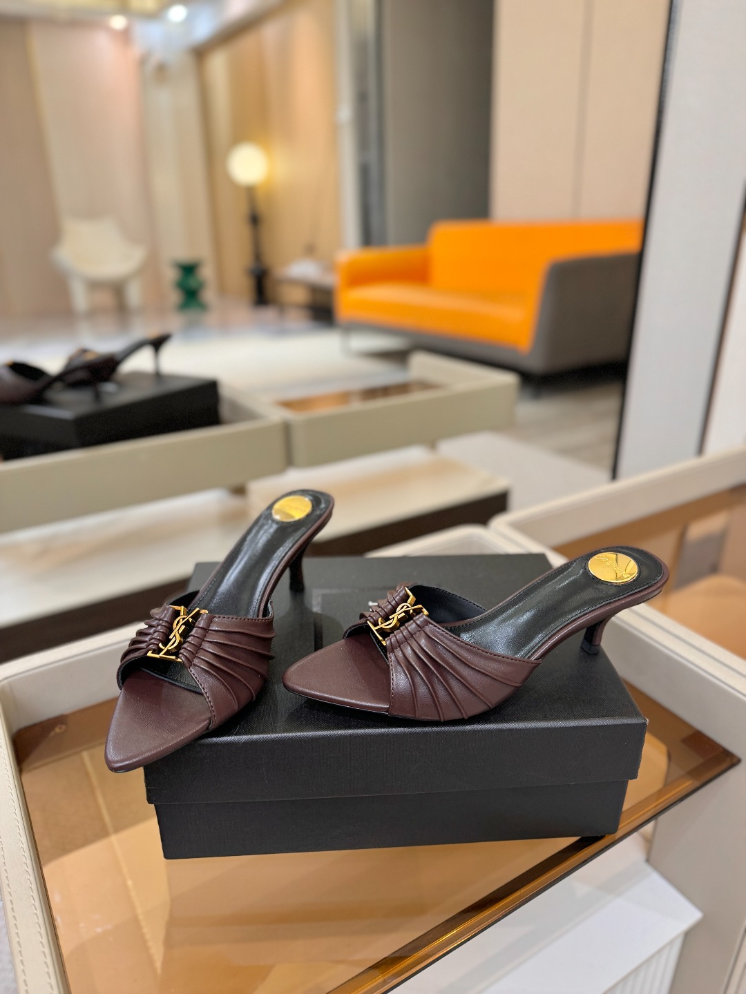 YSL「SAINT LAURENT*」 夏季新品 金属头优雅大气高跟凉鞋 —————————— 全新春夏系列后带方扣高 YSL「SAINT LAURENT*」 夏季新品 金属头优雅大气高跟凉鞋 —————————— 全新春夏系列后带方扣高