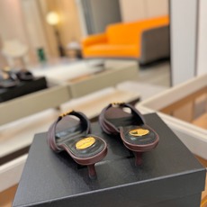 YSL「SAINT LAURENT*」 夏季新品 金属头优雅大气高跟凉鞋 —————————— 全新春夏系列后带方扣高 YSL「SAINT LAURENT*」 夏季新品 金属头优雅大气高跟凉鞋 —————————— 全新春夏系列后带方扣高