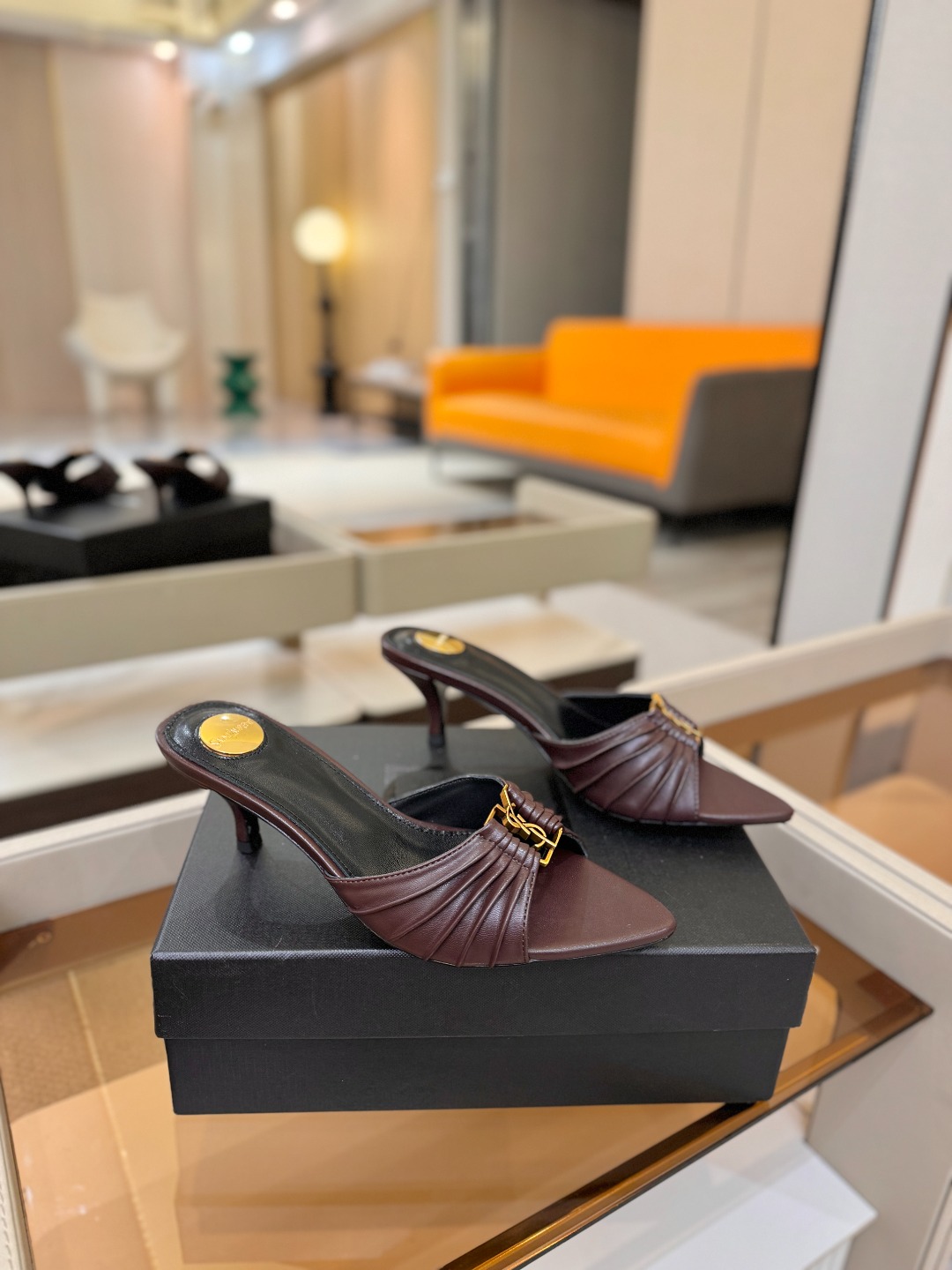 YSL「SAINT LAURENT*」 夏季新品 金属头优雅大气高跟凉鞋 —————————— 全新春夏系列后带方扣高 YSL「SAINT LAURENT*」 夏季新品 金属头优雅大气高跟凉鞋 —————————— 全新春夏系列后带方扣高
