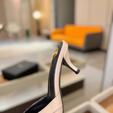 YSL「SAINT LAURENT*」 夏季新品 金属头优雅大气高跟凉鞋 —————————— 全新春夏系列后带方扣高 YSL「SAINT LAURENT*」 夏季新品 金属头优雅大气高跟凉鞋 —————————— 全新春夏系列后带方扣高