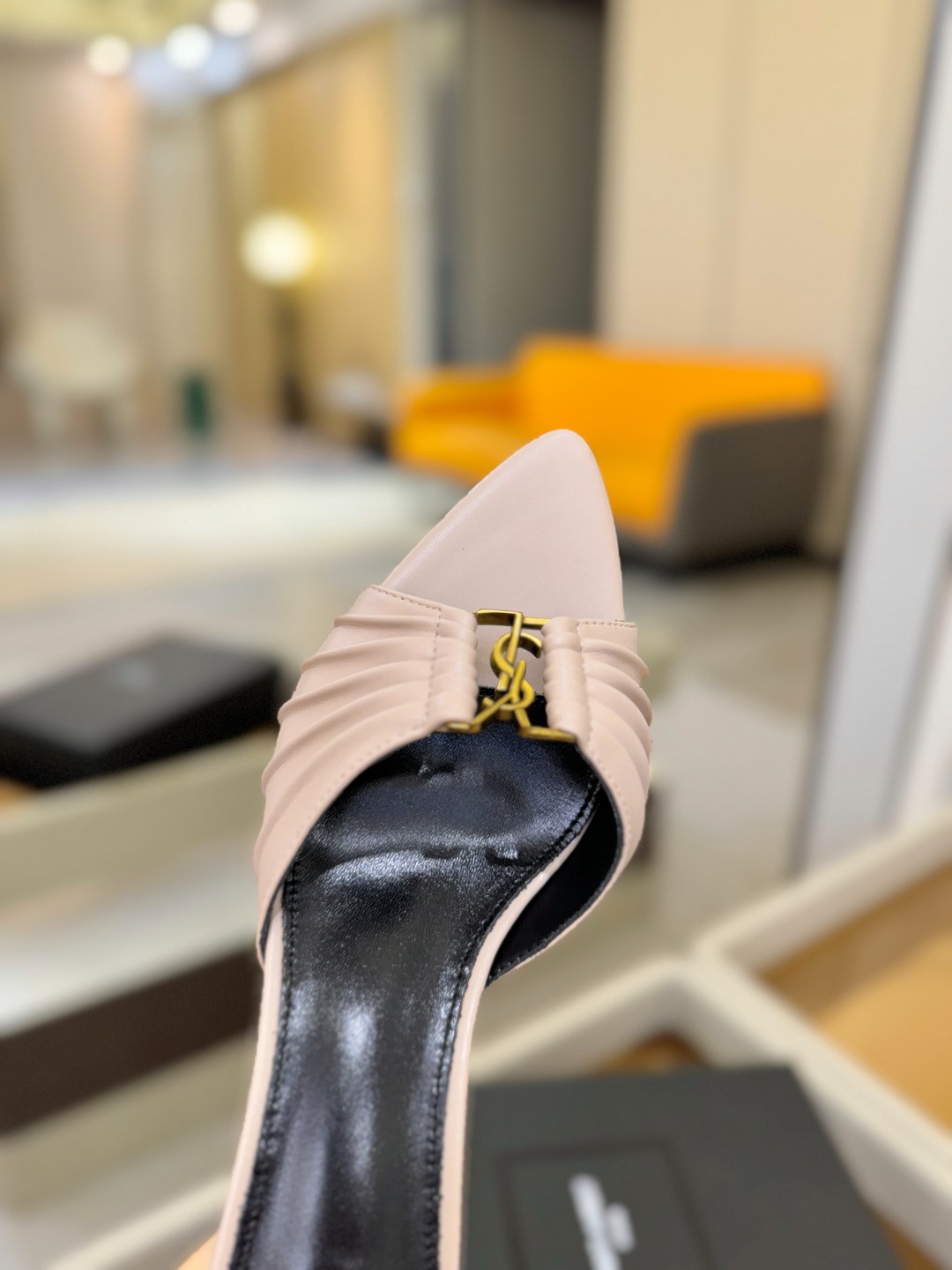 YSL「SAINT LAURENT*」 夏季新品 金属头优雅大气高跟凉鞋 —————————— 全新春夏系列后带方扣高 YSL「SAINT LAURENT*」 夏季新品 金属头优雅大气高跟凉鞋 —————————— 全新春夏系列后带方扣高