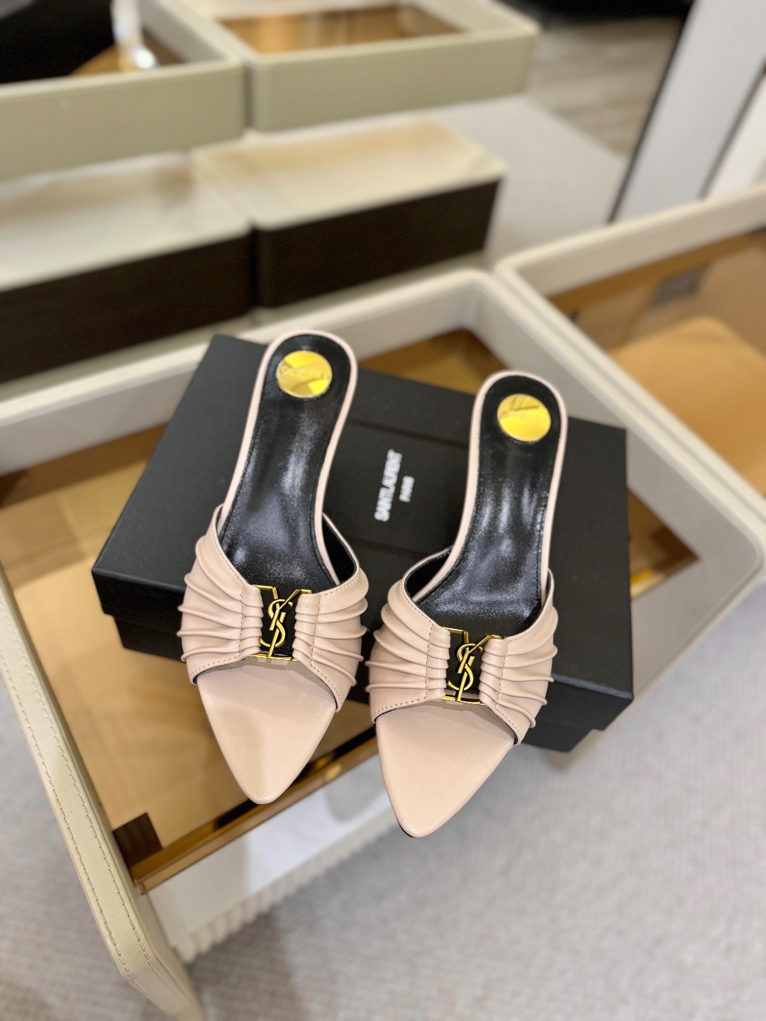 YSL「SAINT LAURENT*」 夏季新品 金属头优雅大气高跟凉鞋 —————————— 全新春夏系列后带方扣高 YSL「SAINT LAURENT*」 夏季新品 金属头优雅大气高跟凉鞋 —————————— 全新春夏系列后带方扣高