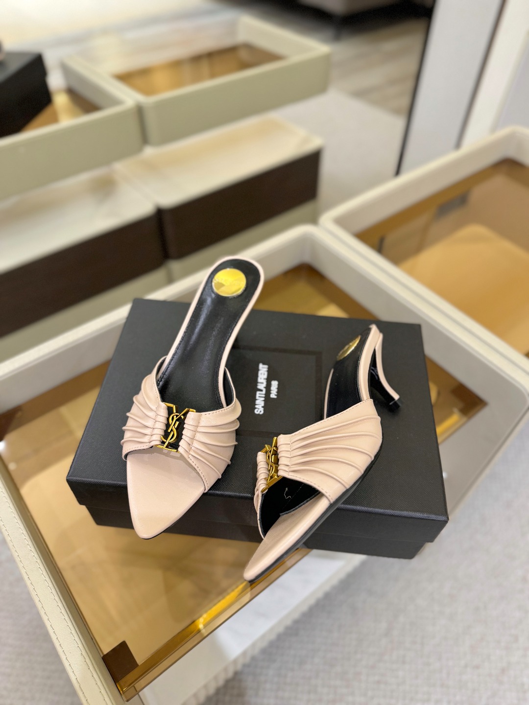 YSL「SAINT LAURENT*」 夏季新品 金属头优雅大气高跟凉鞋 —————————— 全新春夏系列后带方扣高 YSL「SAINT LAURENT*」 夏季新品 金属头优雅大气高跟凉鞋 —————————— 全新春夏系列后带方扣高