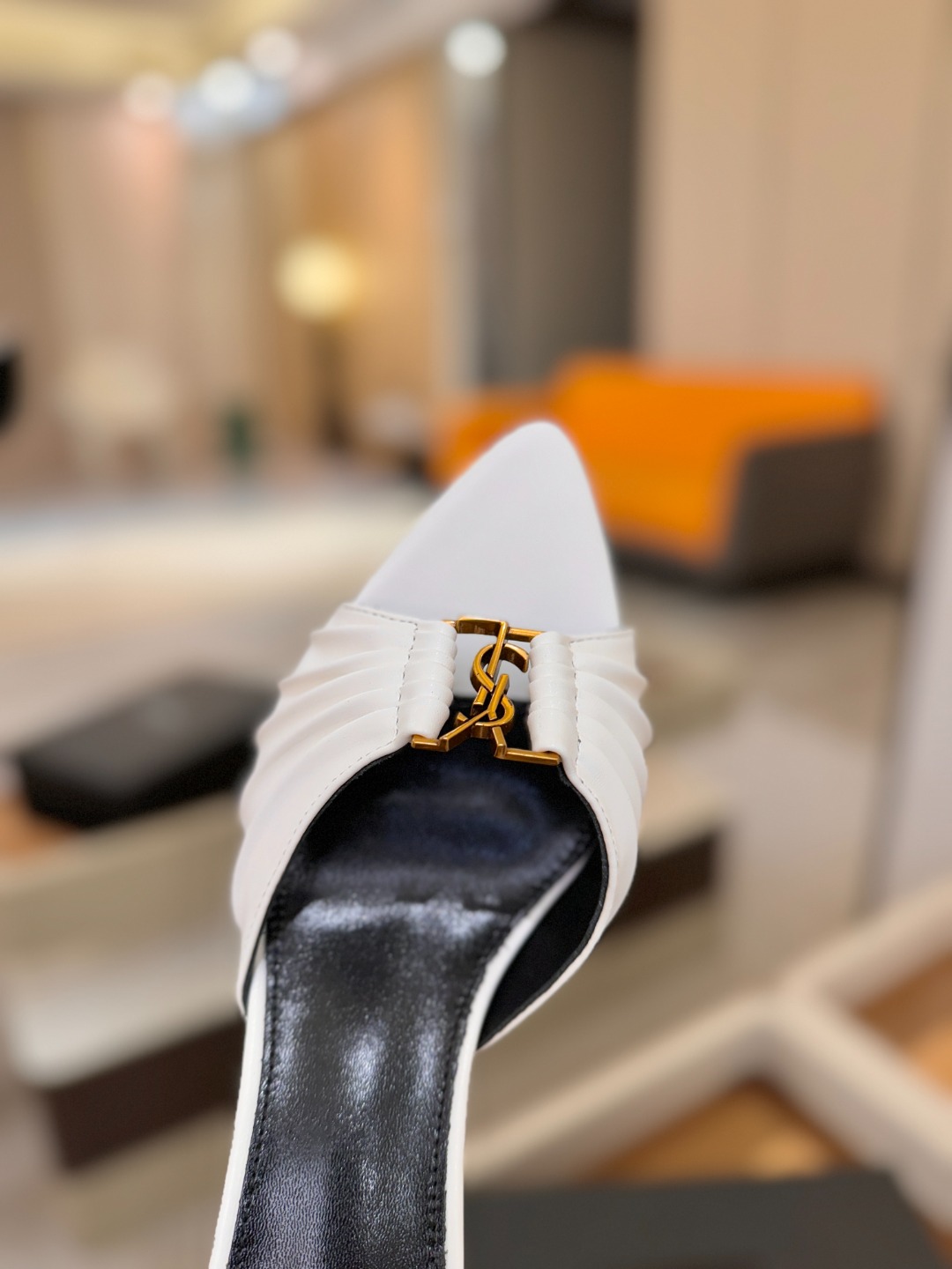 YSL「SAINT LAURENT*」 夏季新品 金属头优雅大气高跟凉鞋 —————————— 全新春夏系列后带方扣高 YSL「SAINT LAURENT*」 夏季新品 金属头优雅大气高跟凉鞋 —————————— 全新春夏系列后带方扣高