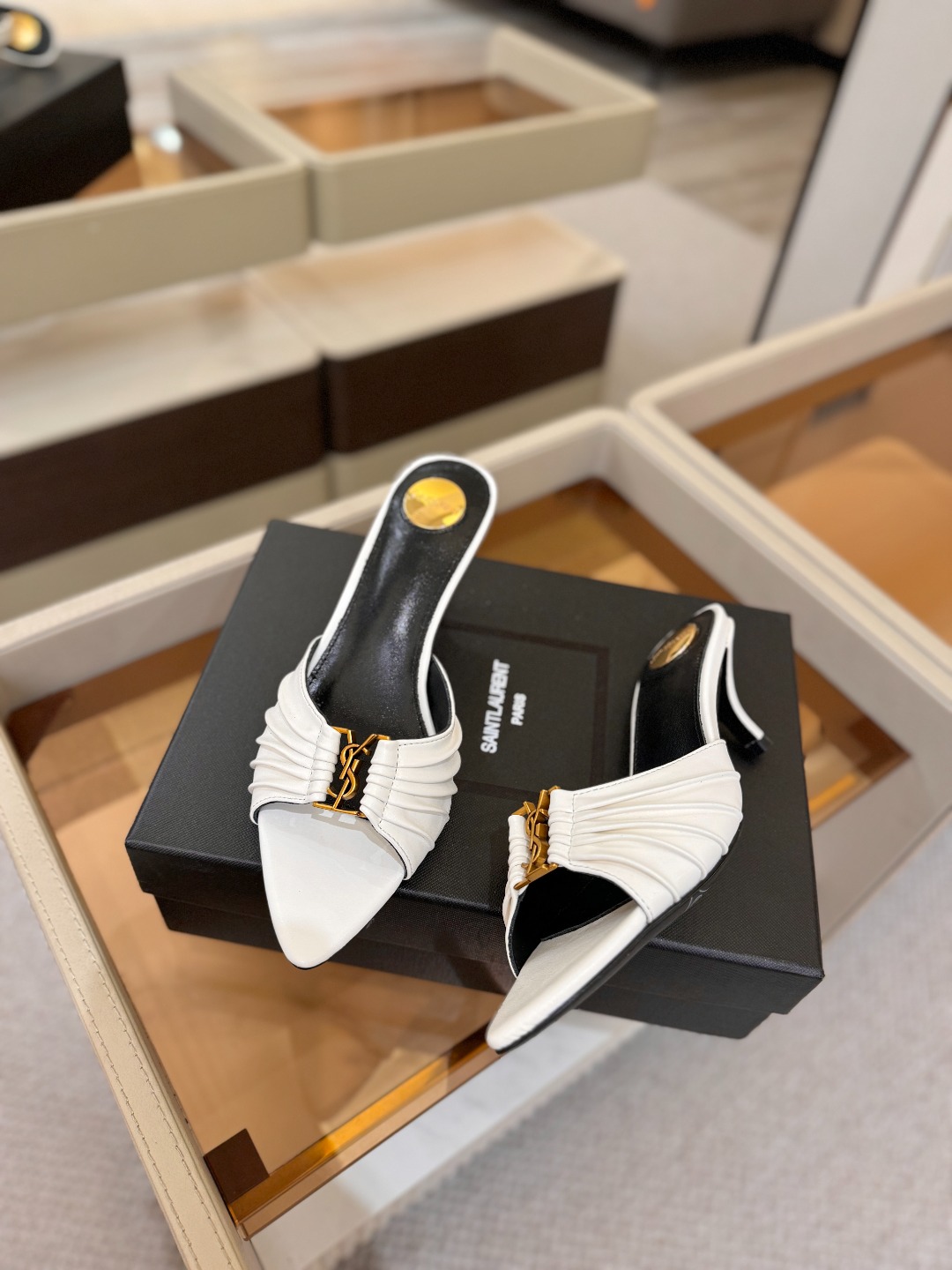 YSL「SAINT LAURENT*」 夏季新品 金属头优雅大气高跟凉鞋 —————————— 全新春夏系列后带方扣高 YSL「SAINT LAURENT*」 夏季新品 金属头优雅大气高跟凉鞋 —————————— 全新春夏系列后带方扣高