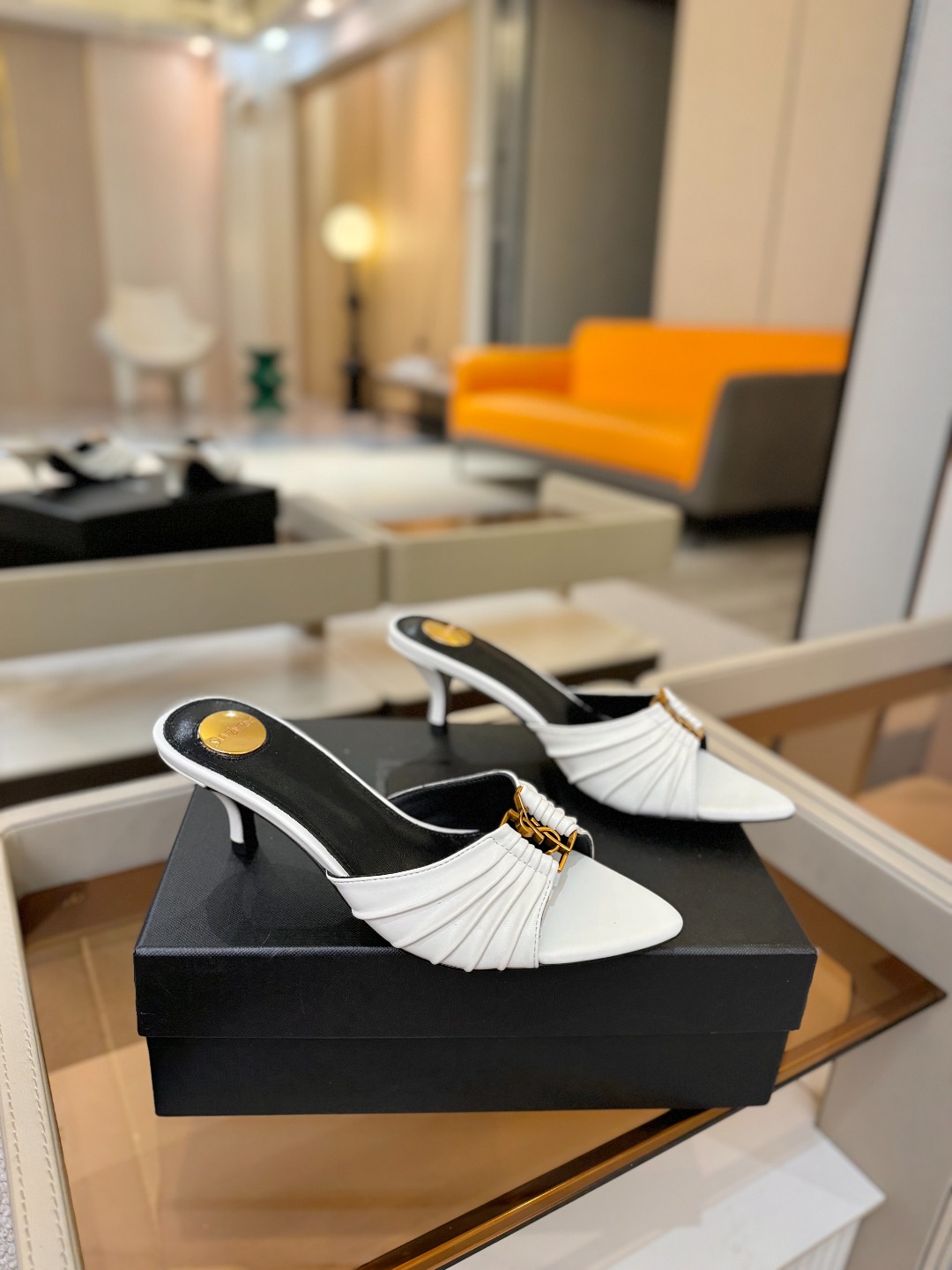 YSL「SAINT LAURENT*」 夏季新品 金属头优雅大气高跟凉鞋 —————————— 全新春夏系列后带方扣高 YSL「SAINT LAURENT*」 夏季新品 金属头优雅大气高跟凉鞋 —————————— 全新春夏系列后带方扣高