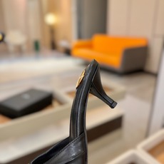 YSL「SAINT LAURENT*」 夏季新品 金属头优雅大气高跟凉鞋 —————————— 全新春夏系列后带方扣高 YSL「SAINT LAURENT*」 夏季新品 金属头优雅大气高跟凉鞋 —————————— 全新春夏系列后带方扣高