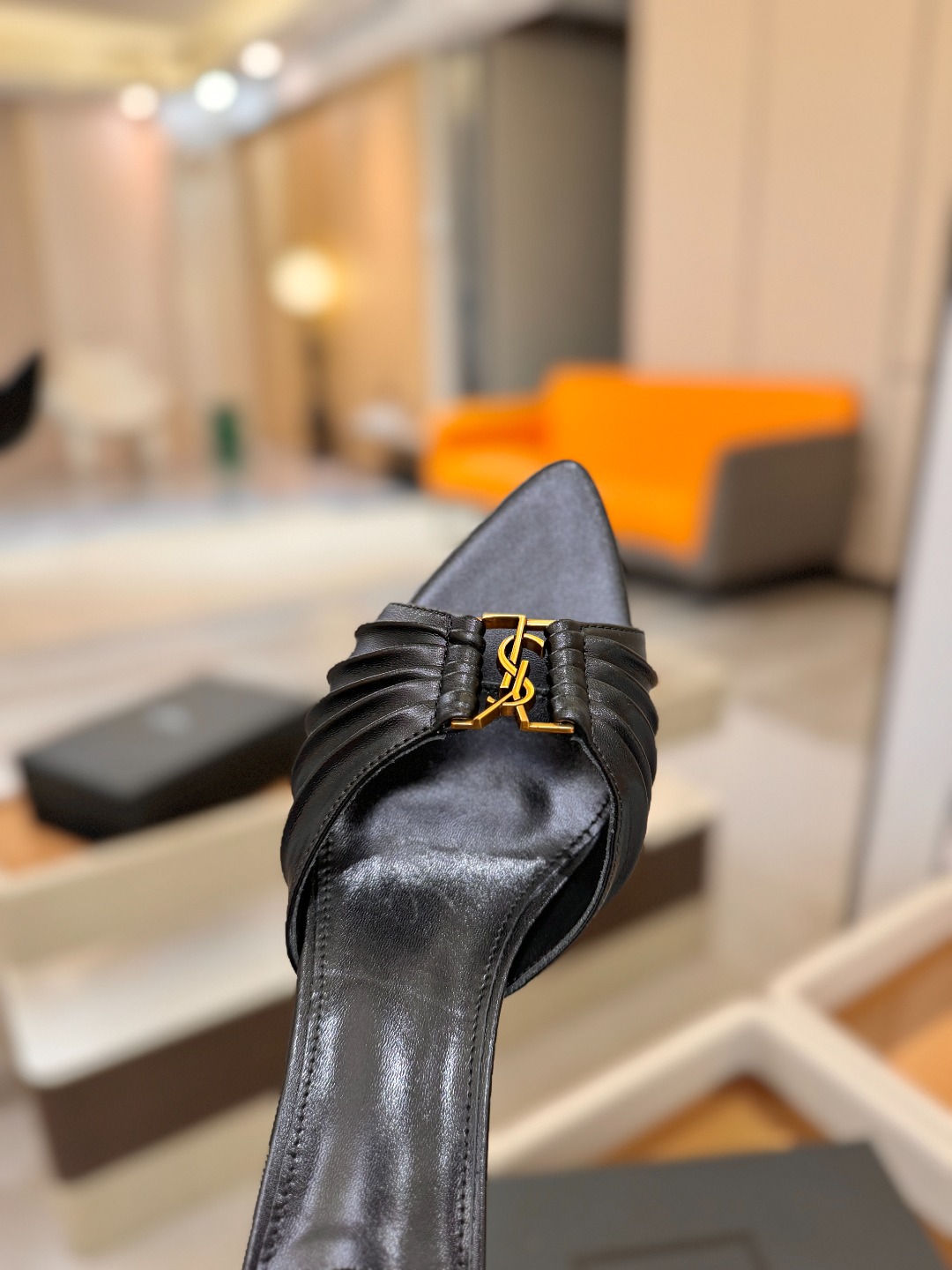 YSL「SAINT LAURENT*」 夏季新品 金属头优雅大气高跟凉鞋 —————————— 全新春夏系列后带方扣高 YSL「SAINT LAURENT*」 夏季新品 金属头优雅大气高跟凉鞋 —————————— 全新春夏系列后带方扣高
