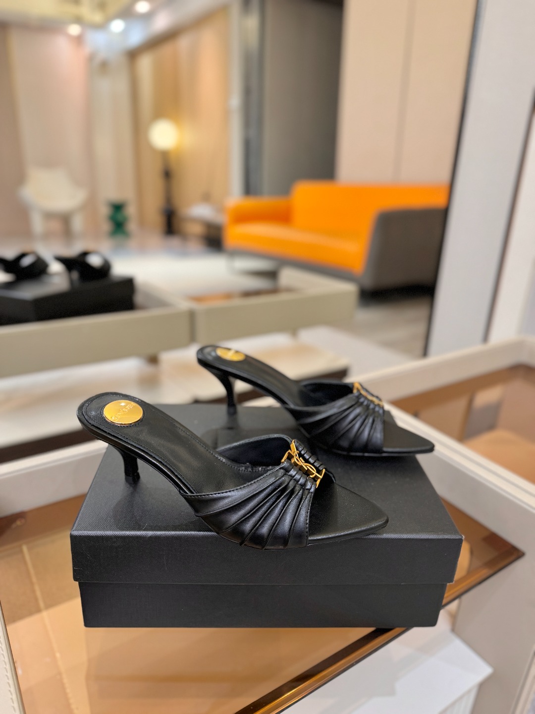 YSL「SAINT LAURENT*」 夏季新品 金属头优雅大气高跟凉鞋 —————————— 全新春夏系列后带方扣高 YSL「SAINT LAURENT*」 夏季新品 金属头优雅大气高跟凉鞋 —————————— 全新春夏系列后带方扣高