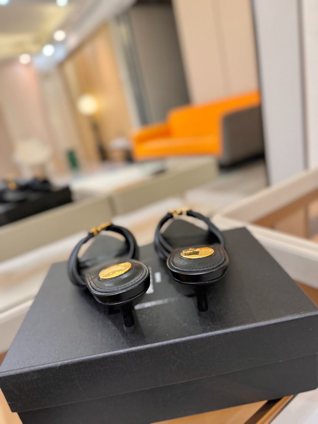 YSL「SAINT LAURENT*」 夏季新品 金属头优雅大气高跟凉鞋 —————————— 全新春夏系列后带方扣高 YSL「SAINT LAURENT*」 夏季新品 金属头优雅大气高跟凉鞋 —————————— 全新春夏系列后带方扣高