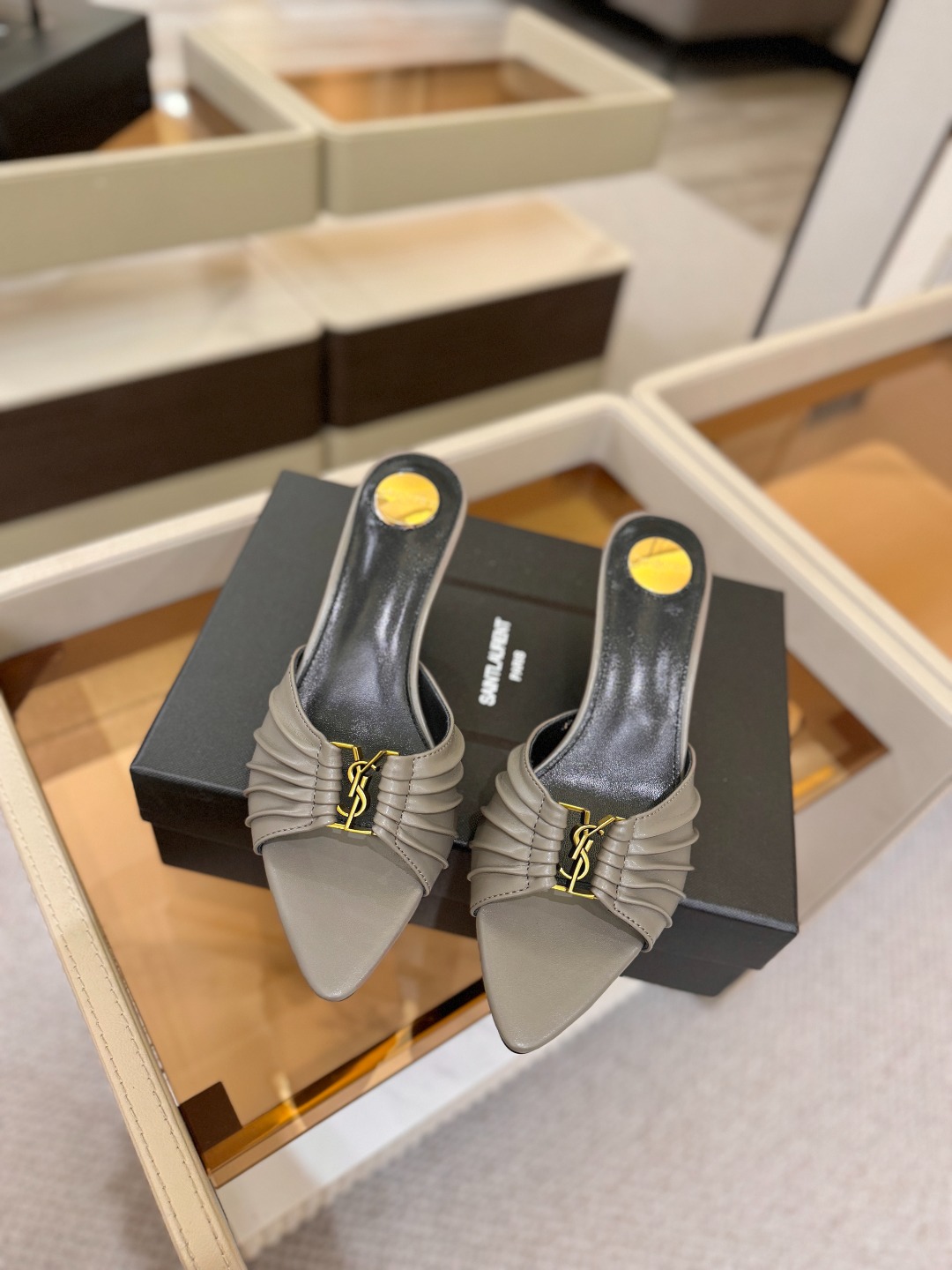 YSL「SAINT LAURENT*」 夏季新品 尖头优雅大气高跟拖鞋 —————————— 尖头设计拉长腿部线条, YSL「SAINT LAURENT*」 夏季新品 尖头优雅大气高跟拖鞋 —————————— 尖头设计拉长腿部线条,