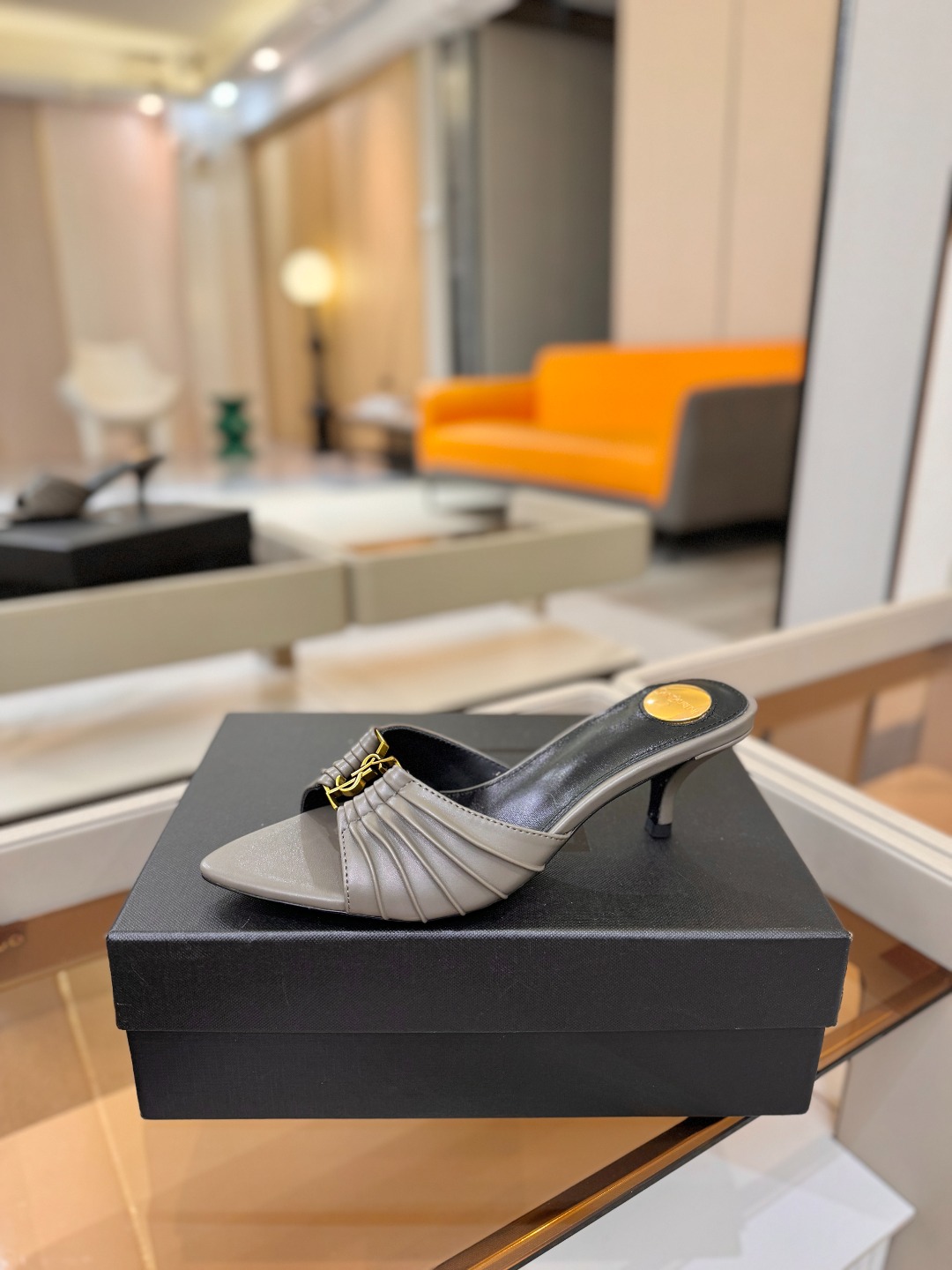 YSL「SAINT LAURENT*」  夏季新品 尖头优雅大气高跟拖鞋 ——————————  尖头设计拉长腿部线条，