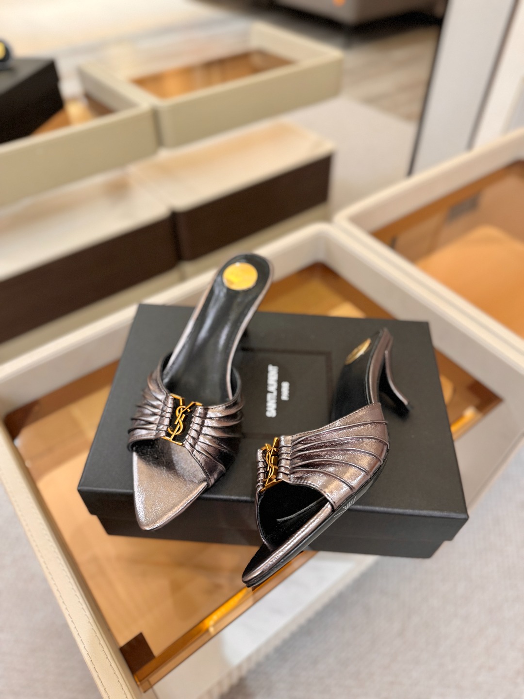 YSL「SAINT LAURENT*」 夏季新品 尖头优雅大气高跟拖鞋 —————————— 尖头设计拉长腿部线条, YSL「SAINT LAURENT*」 夏季新品 尖头优雅大气高跟拖鞋 —————————— 尖头设计拉长腿部线条,