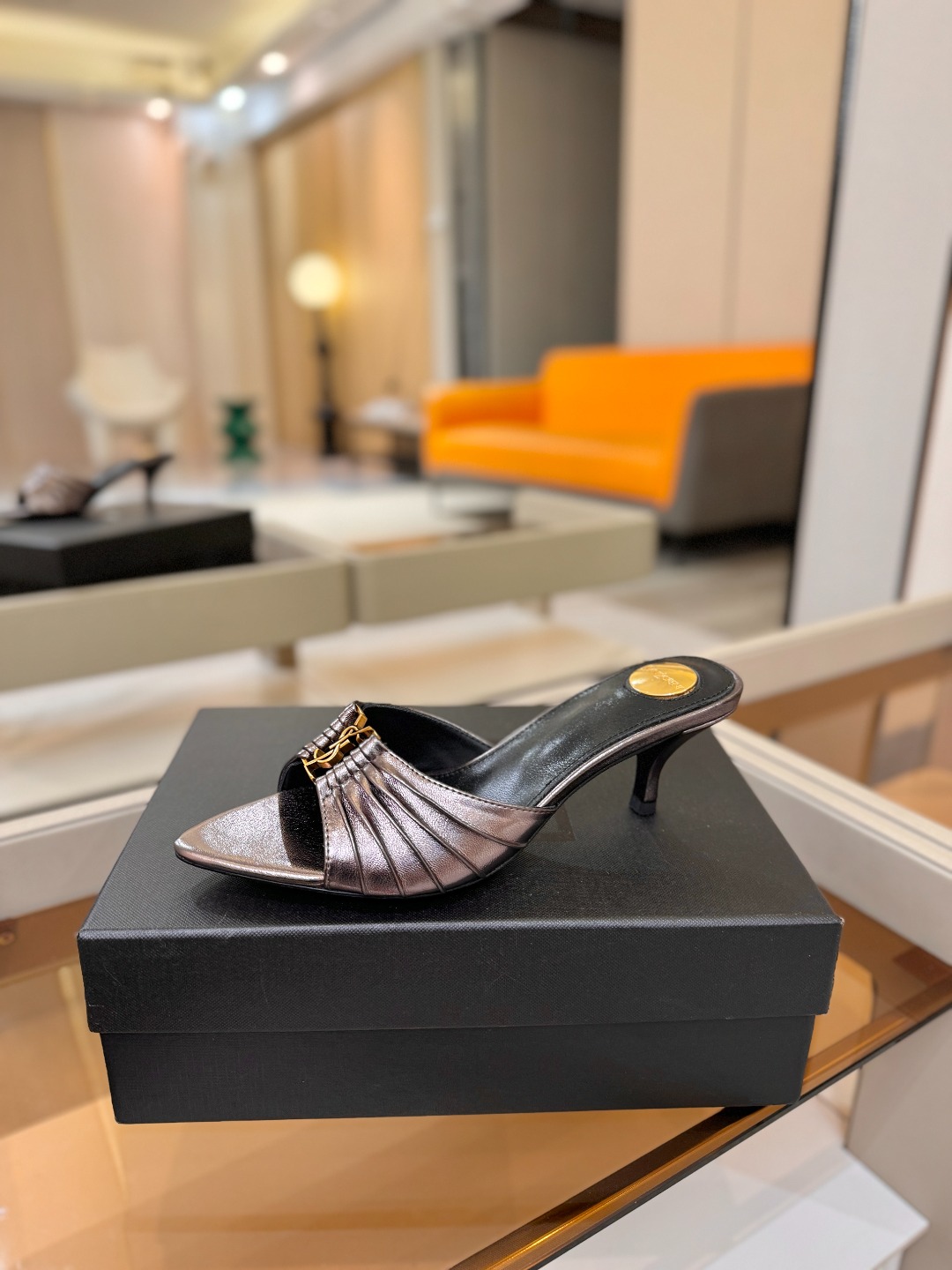 YSL「SAINT LAURENT*」  夏季新品 尖头优雅大气高跟拖鞋 ——————————  尖头设计拉长腿部线条，