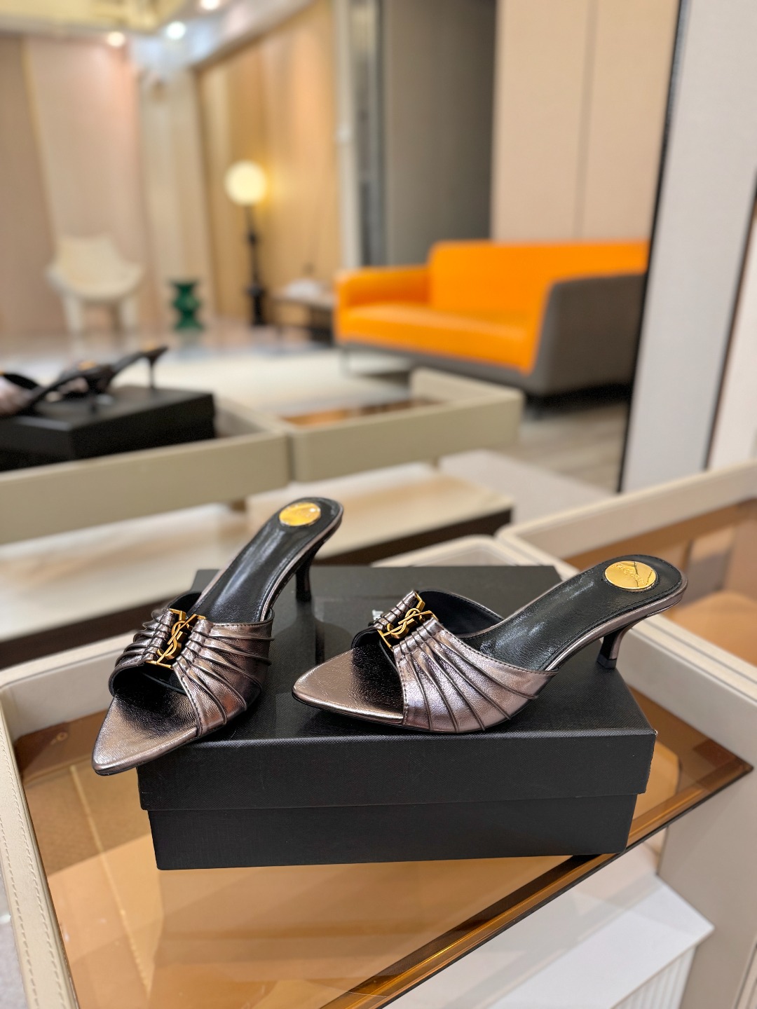 YSL「SAINT LAURENT*」 夏季新品 尖头优雅大气高跟拖鞋 —————————— 尖头设计拉长腿部线条, YSL「SAINT LAURENT*」 夏季新品 尖头优雅大气高跟拖鞋 —————————— 尖头设计拉长腿部线条,