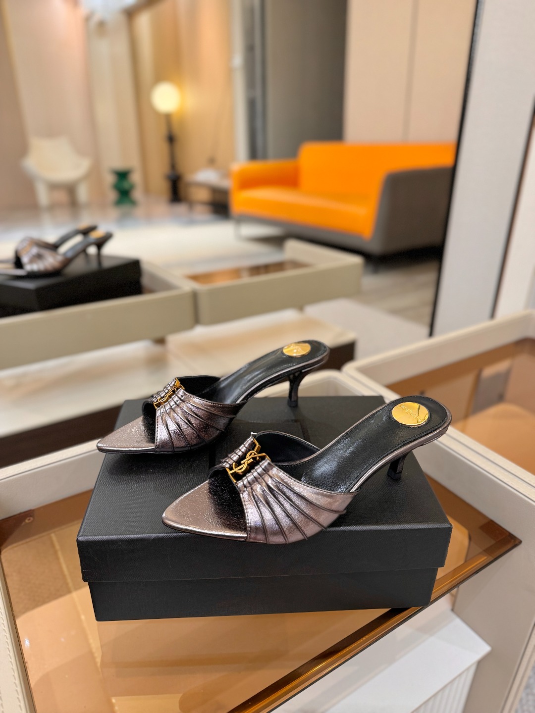 YSL「SAINT LAURENT*」 夏季新品 尖头优雅大气高跟拖鞋 —————————— 尖头设计拉长腿部线条, YSL「SAINT LAURENT*」 夏季新品 尖头优雅大气高跟拖鞋 —————————— 尖头设计拉长腿部线条,