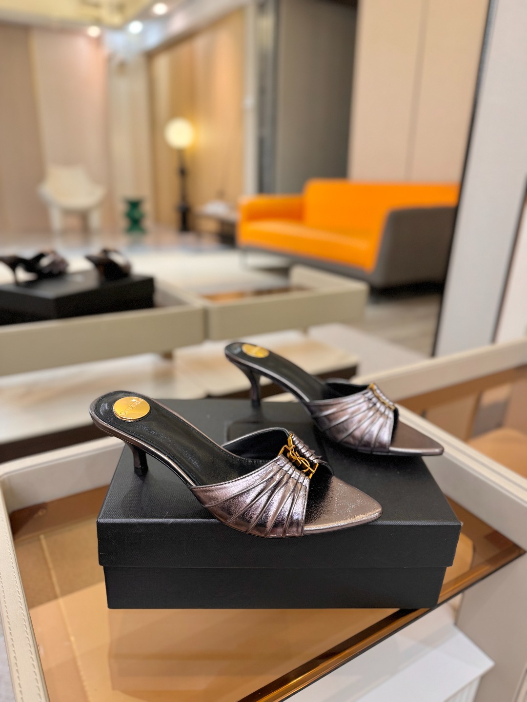 YSL「SAINT LAURENT*」 夏季新品 尖头优雅大气高跟拖鞋 —————————— 尖头设计拉长腿部线条, YSL「SAINT LAURENT*」 夏季新品 尖头优雅大气高跟拖鞋 —————————— 尖头设计拉长腿部线条,